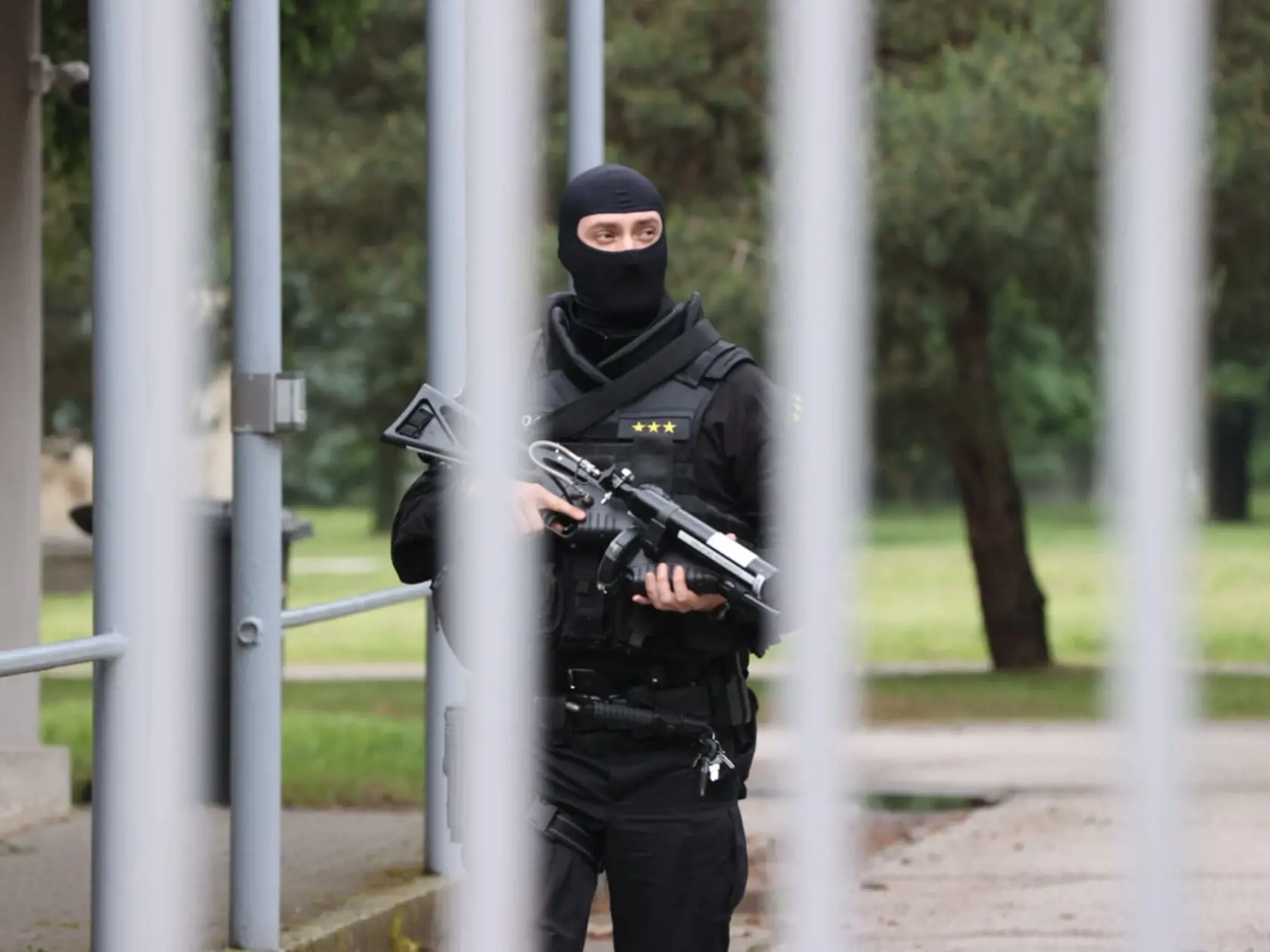 Eskorta doviezla na pojednávanie muža, ktorý strieľal na Fica.