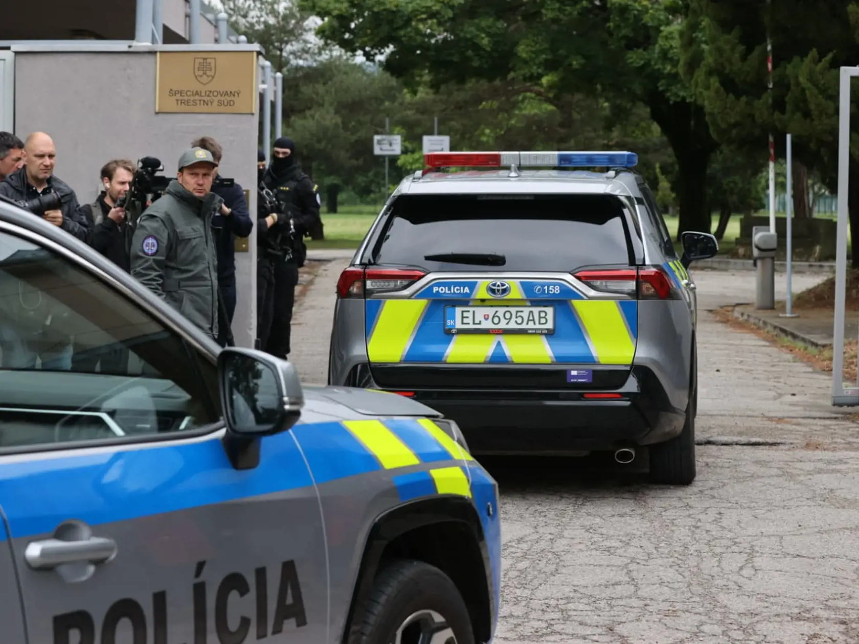 Eskorta doviezla na pojednávanie muža, ktorý strieľal na Fica.