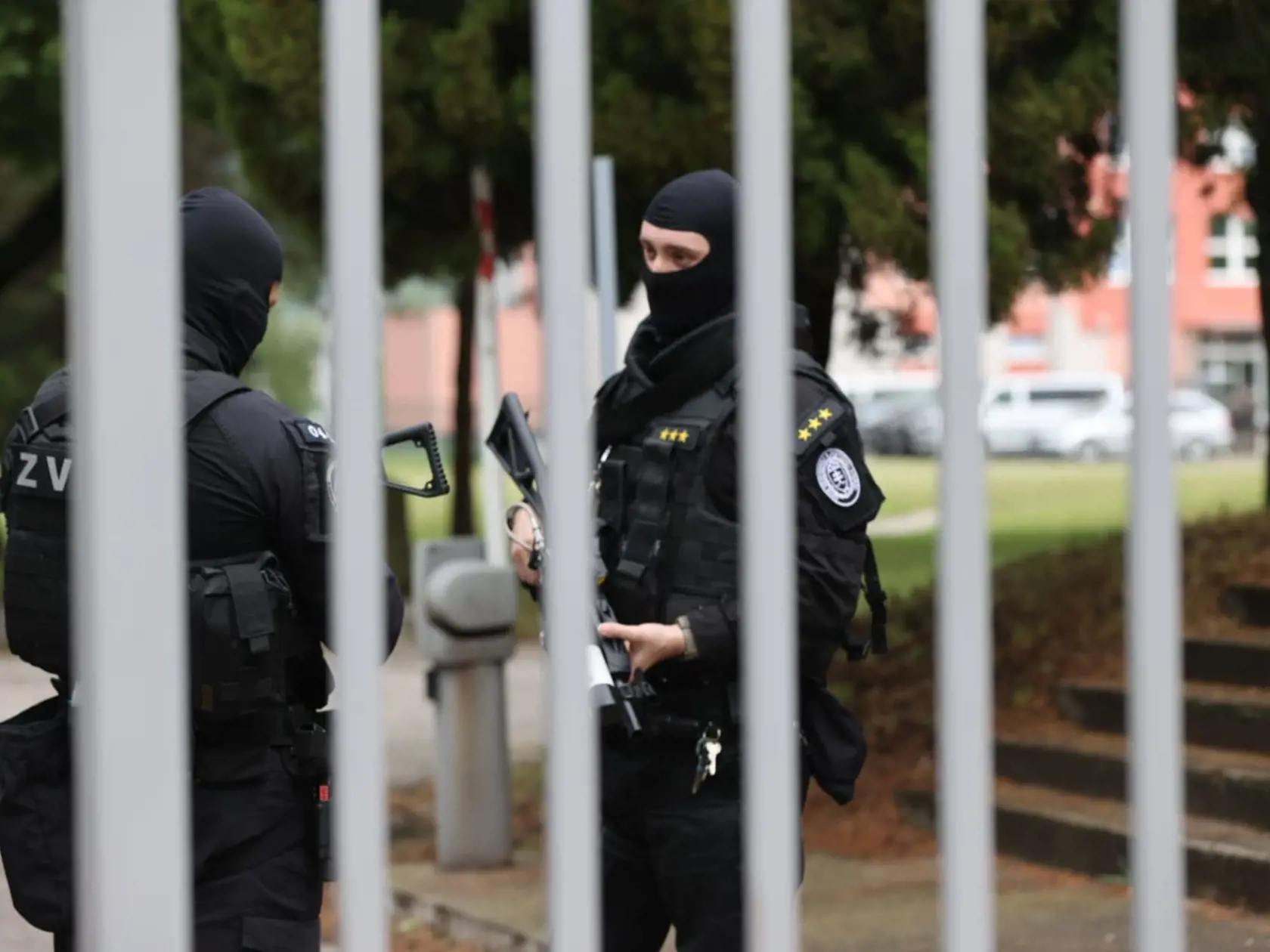 Eskorta doviezla na pojednávanie muža, ktorý strieľal na Fica.