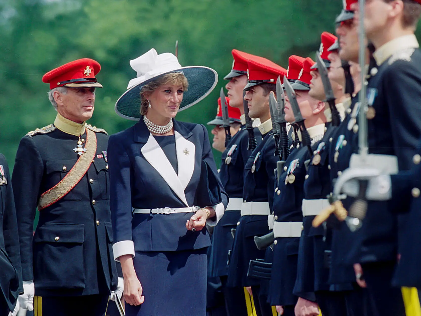 Princezná Diana v námorníckej modrej.