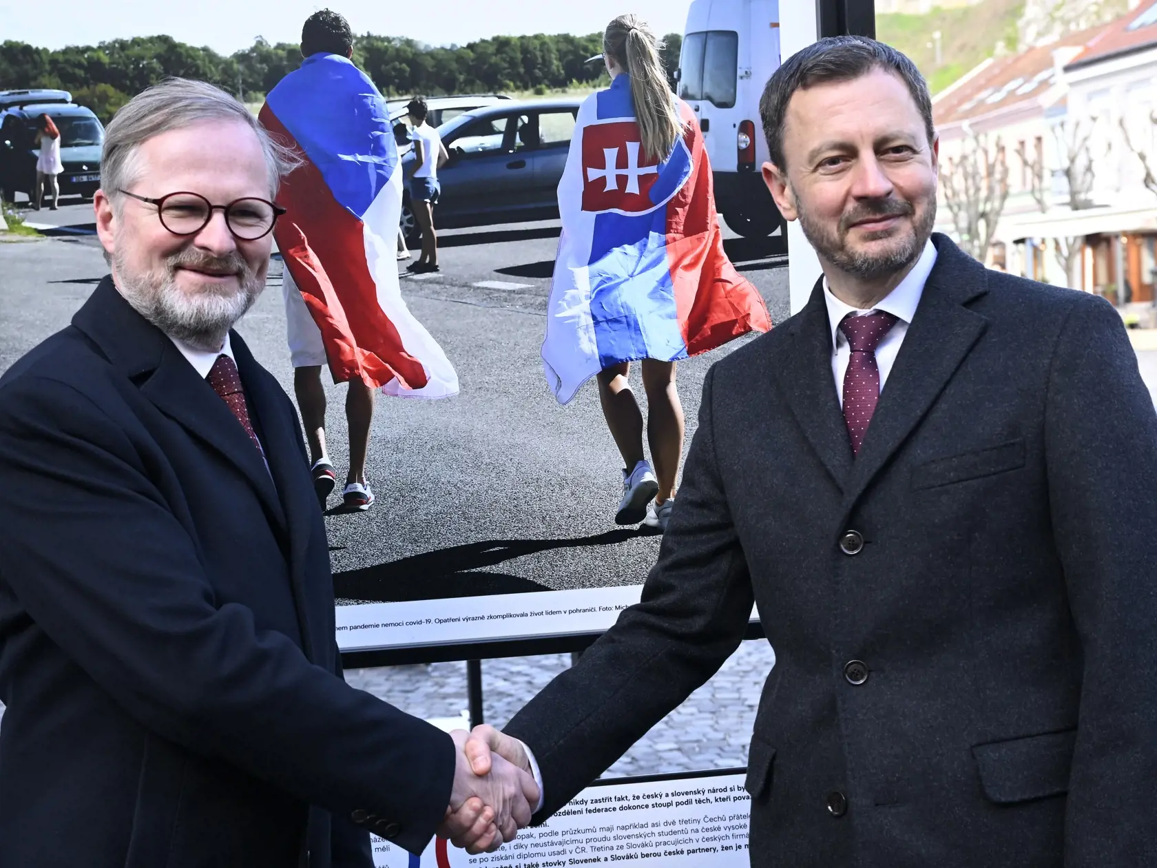 Na snímke sprava dočasne poverený predseda vlády SR Eduard Heger (OĽANO) a predseda vlády ČR Petr Fiala si po spoločnom rokovaní členov vlád Slovenskej republiky a Českej republiky pozreli výstavu fotografii Česko/Slovenské okamžiky v Trenčíne 3. apríla 2023. Česká tlačová kancelária (ČTK) pripravila pri príležitosti 30. výročia rozdelenia Československa a vzniku dvoch samostatných štátov - Českej a Slovenskej republiky - novú fotografickú výstavu nazvanú Česko/Slovenské okamžiky. FOTO TASR - R
