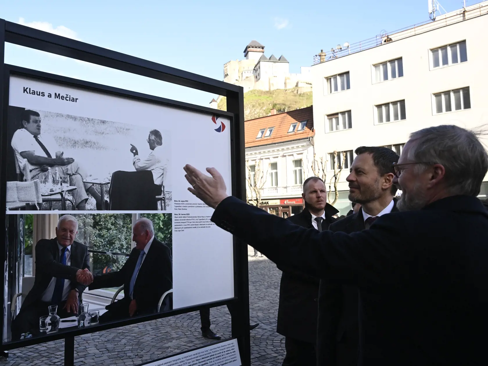 Na snímke zľava v popredí dočasne poverený predseda vlády SR Eduard Heger (OĽANO) a predseda vlády ČR Petr Fiala si po spoločnom rokovaní členov vlád Slovenskej republiky a Českej republiky pozreli výstavu fotografií Česko/Slovenské okamžiky v Trenčíne 3. apríla 2023. Česká tlačová kancelária (ČTK) pripravila pri príležitosti 30. výročia rozdelenia Československa a vzniku dvoch samostatných štátov - Českej a Slovenskej republiky fotografickú výstavu nazvanú Česko/Slovenské okamžiky. FOTO TASR -