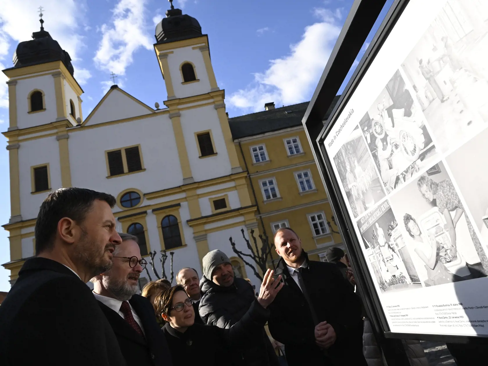 Na snímke zľava dočasne poverený predseda vlády SR Eduard Heger (OĽANO) a predseda vlády ČR Petr Fiala si po spoločnom rokovaní členov vlád Slovenskej republiky a Českej republiky pozreli výstavu fotografií Česko/Slovenské okamžiky v Trenčíne 3. apríla 2023. Česká tlačová kancelária (ČTK) pripravila pri príležitosti 30. výročia rozdelenia Československa a vzniku dvoch samostatných štátov - Českej a Slovenskej republiky fotografickú výstavu nazvanú Česko/Slovenské okamžiky. FOTO TASR - Radovan S