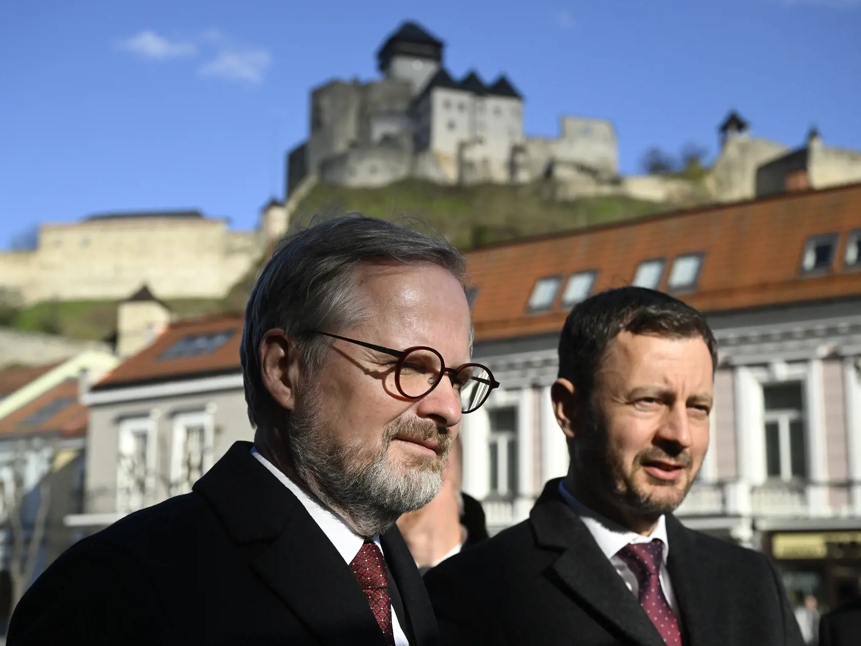 Na snímke sprava dočasne poverený predseda vlády SR Eduard Heger (OĽANO) a predseda vlády ČR Petr Fiala.