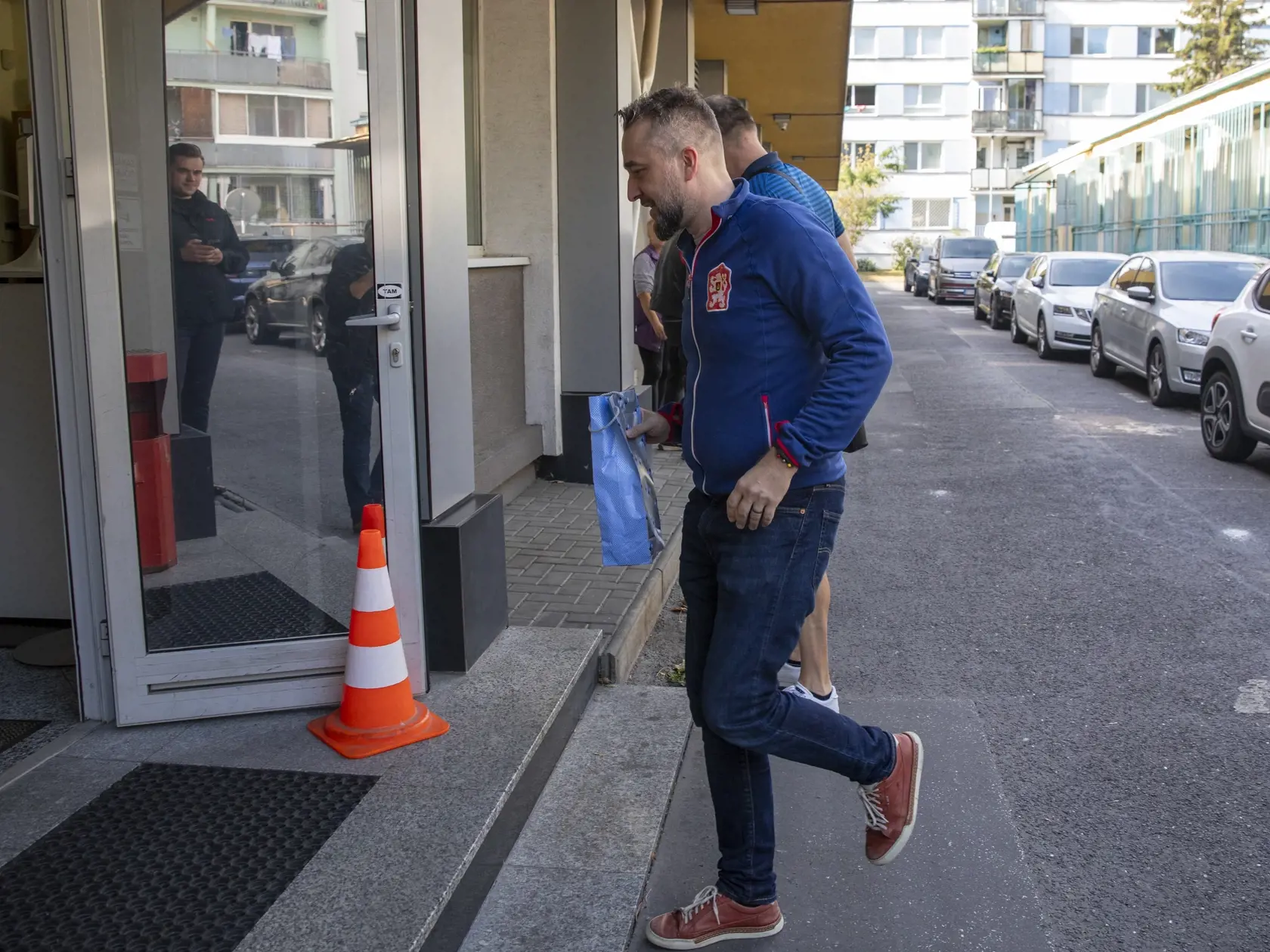 Na snímke je príchod členov Smeru-SD na povolebné jednanie.
Príchod Ľuboša Blahu.