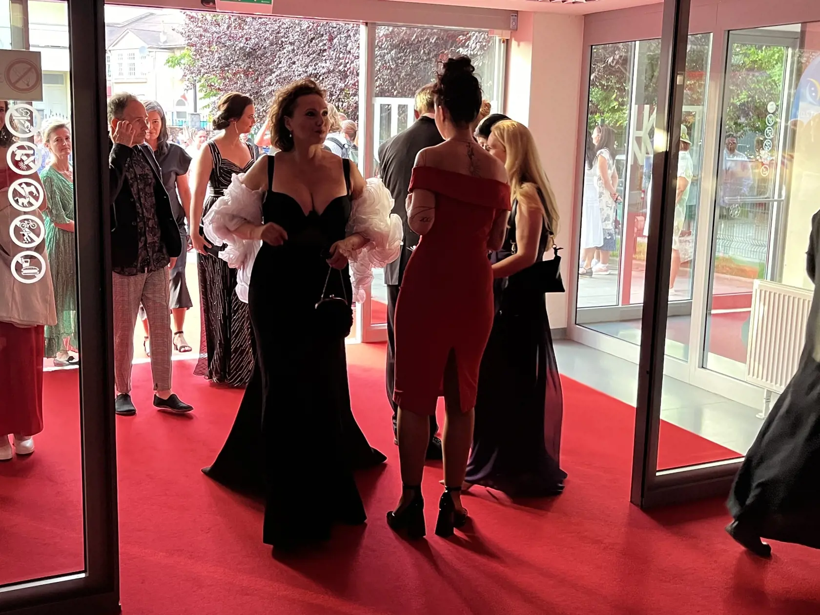 Vynikajúca a uznávaná herečka Zuzana Mauréry ochotne zapózovala fotografom. Na košický Art Film prišla ako ozajstná diva. V čiernych šatách s výrazným, hlbokým a sexi dekoltom pútala pohľady.