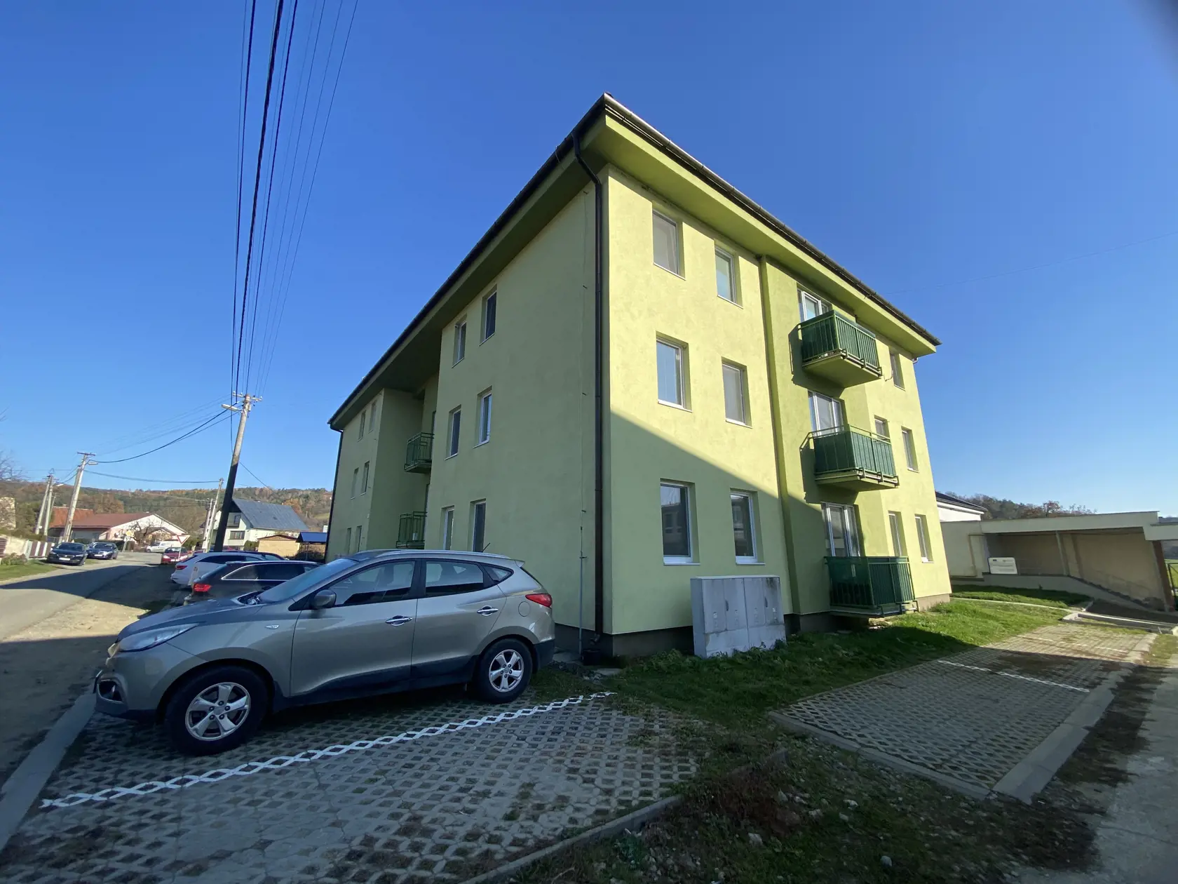 Bytový dom hrôzy. Deň po tragédii tam prišiel miestny kňaz vysvätiť byty a podať psychologickú pomoc susedom Mišky a Mária (†32), ktorí bývali v strednom byte. 