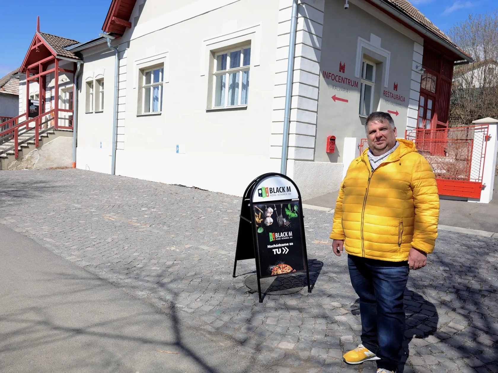 “Hlavne sme hľadali riešenie, ako zachrániť všetkých našich zamestnancov, čo sa nám aj podarilo. Pomohli nám samozrejme aj rôzne finančné príspevky, bez ktorých by sme to nezvládli a teda najmä to, že sme dostali možnosť presťahovať sa do nových priestorov Reštaurácie pod Kalváriou. Viacerí nám ponúkli svoje priestory a vybrali sme si túto možnosť,” vysvetľuje Čierny.