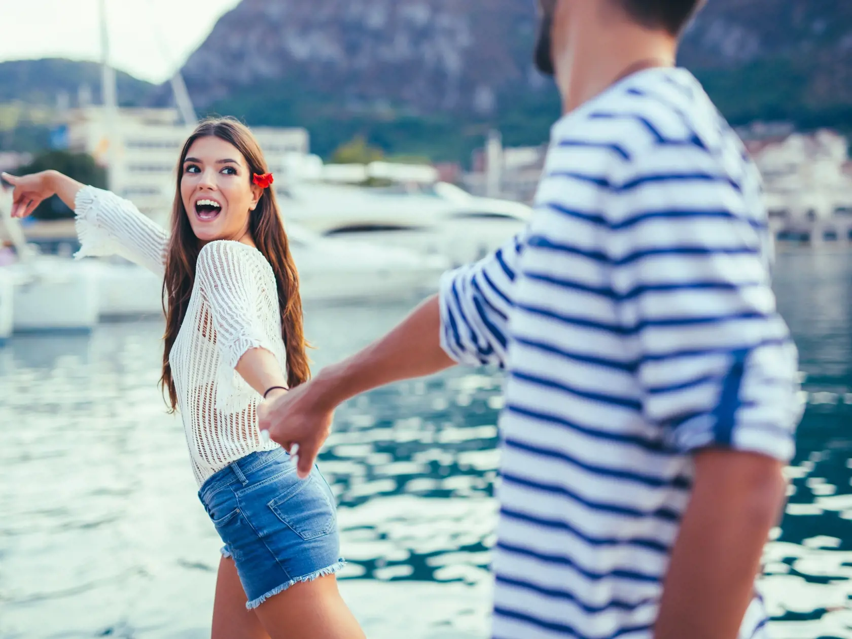Attractive,Couple,Exploring,On,Their,Summer,Vacation,Laughing,As,They
