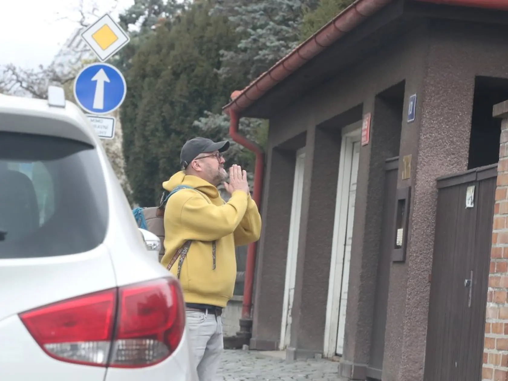 Medzi ľuďmi, ktorí si prišli uctiť Aničkinu pamiatku bol aj herec Karel Zima.