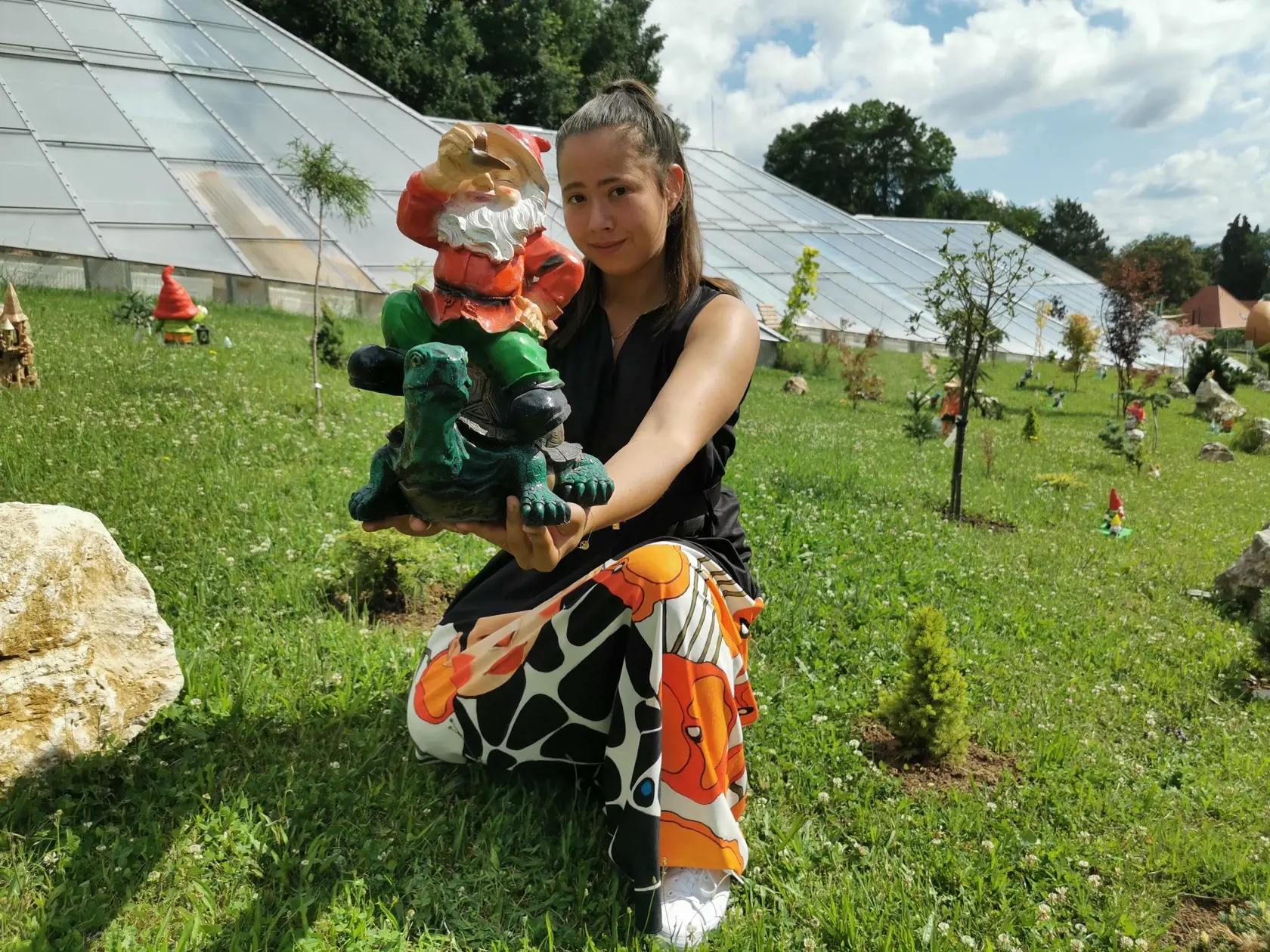 Monika Pastorková (20) s jedným z trpaslíkov.