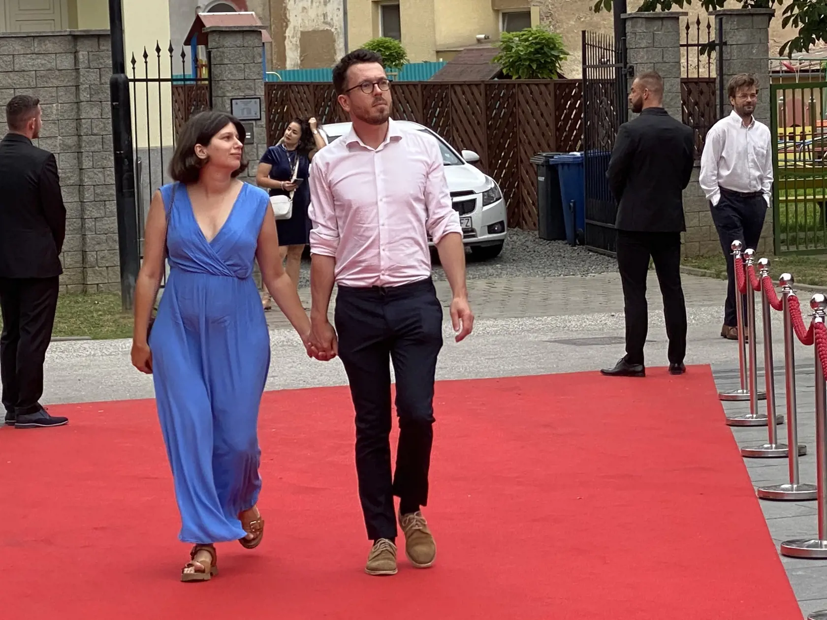 Príchod hostí na záverečný ceremoniál 30. ročníka medzinárodného festivalu Art Film Košice, na ktorom odovzdali ceny držiteľom honorárnych ocenení - Sergejovi Loznicovi, Antónii Liškovej a Marošovi Kramárovi a vyhlásili víťazov jednotlivých súťaží.