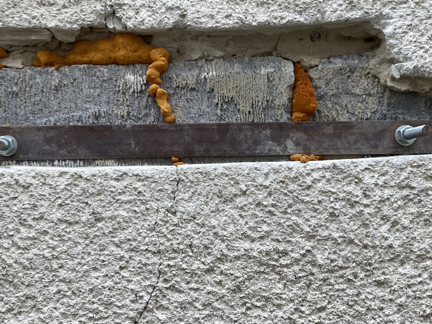 Zaštopkané domy. Takto volajú Ďapalovčania spôsob opravy poškodených domov po zemetrasení. Popraskané múry sú spevnené železnými plátmi. 