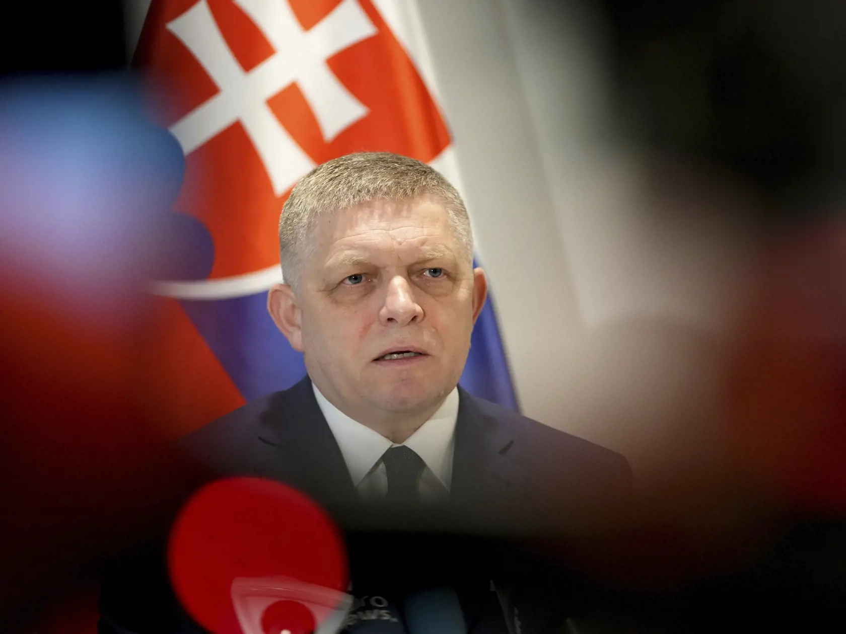 WA 61 Brusel - Predseda vlády SR Robert Fico (Smer-SD) počas tlačovej konferencie v Bruseli vo štvrtok 9. januára 2025. Premiér Fico a ministerka hospodárstva SR Denisa Saková (Hlas-SD) bilaterálne rokovali v Bruseli s predstaviteľmi Európskej komisie (EK) o zastavení tranzitu ruského plynu na Slovensko. Pôvodné stretnutie sa malo uskutočniť už v utorok aj za účasti ukrajinskej delegácie. Eurokomisia ho však podľa vyhlásenia Úradu vlády SR zrušila pre neúčasť ukrajinskej strany a preplánovala na štvrtok. Na konci roka 2024 vypršala platnosť zmluvy o tranzite ruského plynu cez územie Ukrajiny. Kyjev sa rozhodol zmluvu nepredĺžiť. Slovenský premiér v tejto súvislosti avizoval možné prijatie recipročných opatrení v podobe zastavenia dodávok elektrickej energie a krátenia pomoci ukrajinským obyvateľom na našom území. FOTO TASR/AP
Slovakian Prime Minister Robert Fico speaks during a media conference regarding Ukraine's decision to halt Russian gas supplies to Europe, at the Slovakian Representation in Brussels, Thursday, Jan. 9, 2025. (AP Photo/Virginia Mayo)