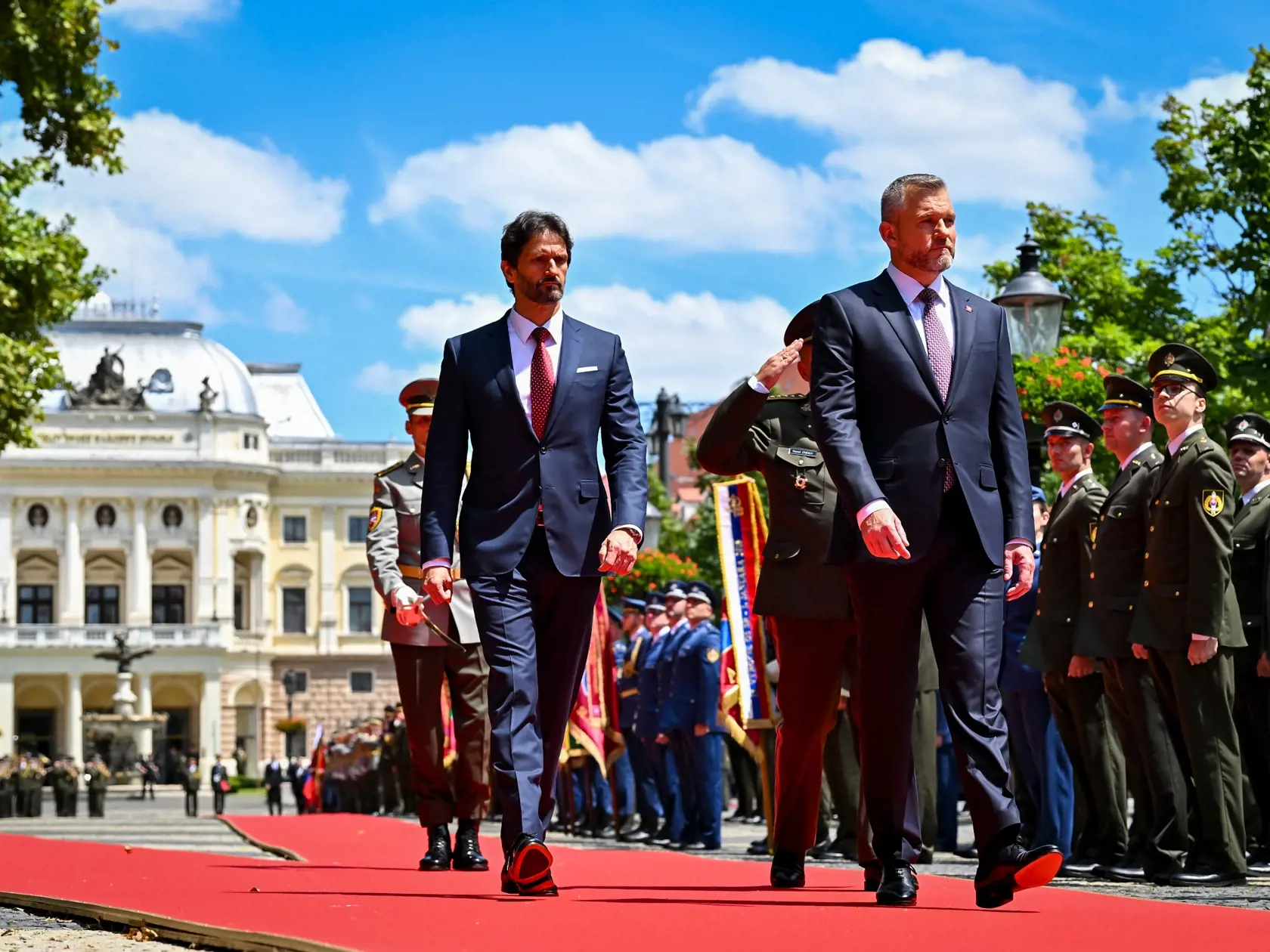 Na snímke sprava prezident SR Peter Pellegrini, vicepremiér a minister obrany SR Robert Kaliňák (Smer-SD) počas prehliadky jednotiek Ozbrojených síl SR na Hviezdoslavovom námestí v Bratislave 15. júna 2024. FOTO TASR - Pavol Zachar