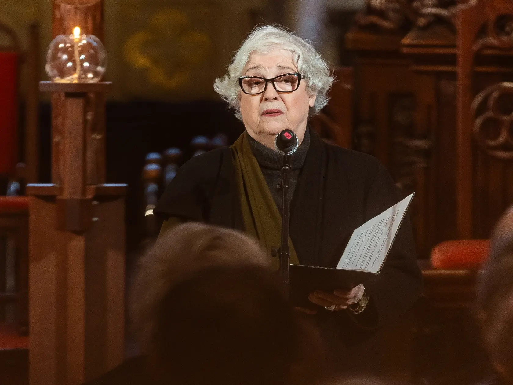 Posledná rozlúčka s hercom Štefanom Kvietikom za účasti rodiny aj verejnosti v Katedrále sv. Martina v Bratislave. Na snímke Božidara Turzonovová.
