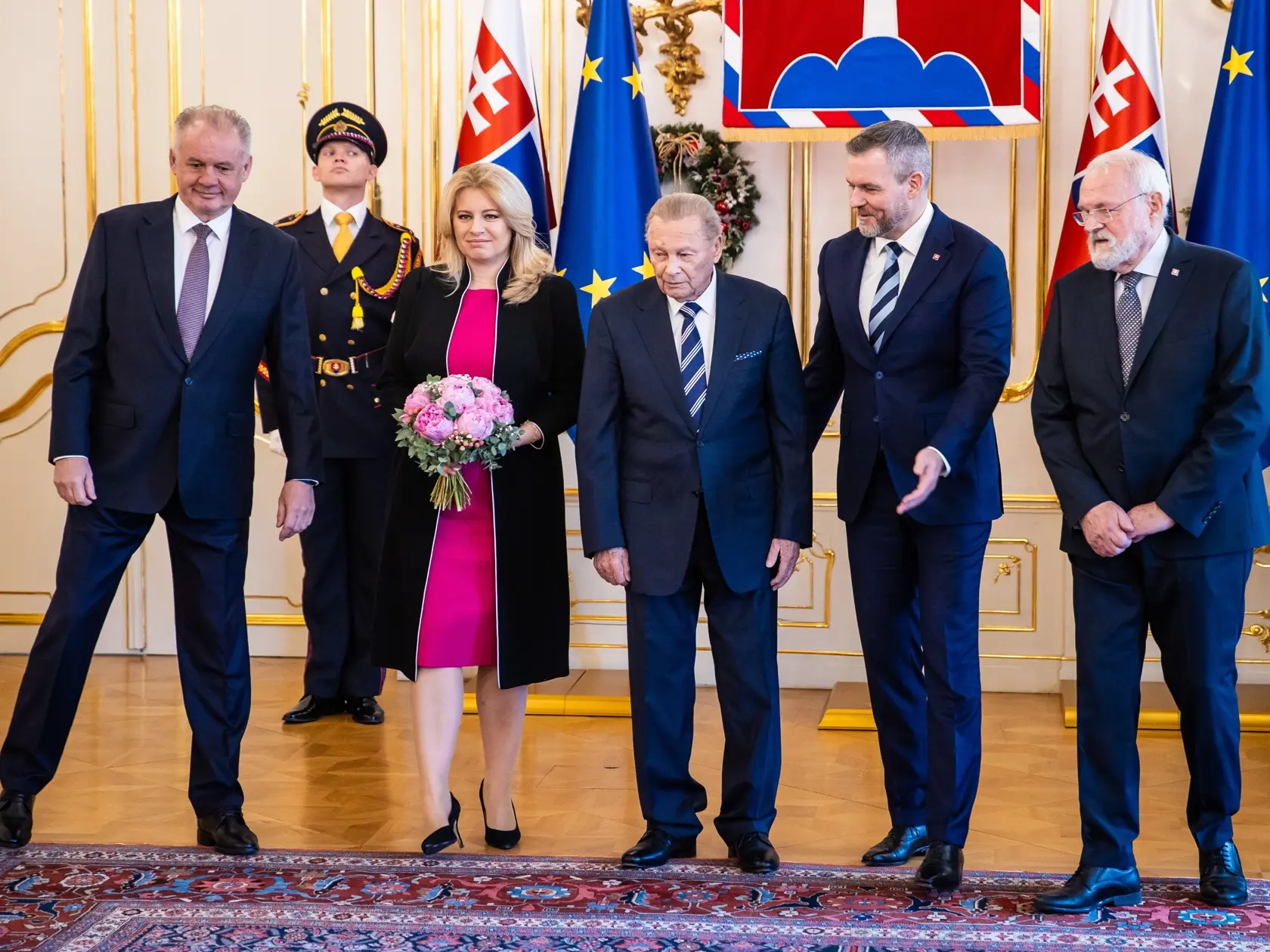 Na snímke bývalí Prezidenti SR, z ľava Andrej Kiska, Zuzana Čaputová, Rudolf Schuster, súčasný Prezident SR Petrer Pellegrini a Ivan Gašparovič na spoločnej fotke pred slávnostným obedom v Prezidentskom paláci.