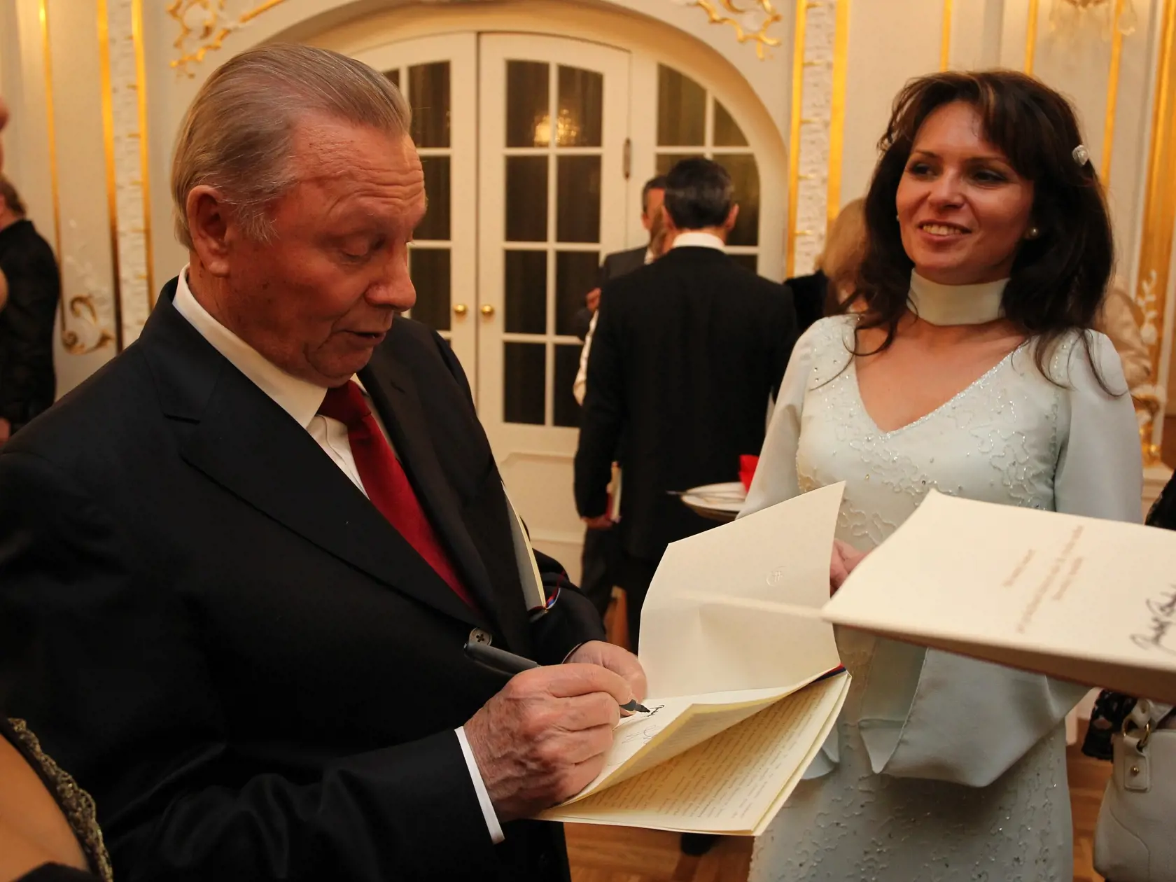 Štátne oslavy 20. výročia vzniku Slovenskej republiky v bratislavskej Redute - na snímke exprezident Rudolf Schuster a vtedajšia poslankyňa parlamentu Helena Mezenská.