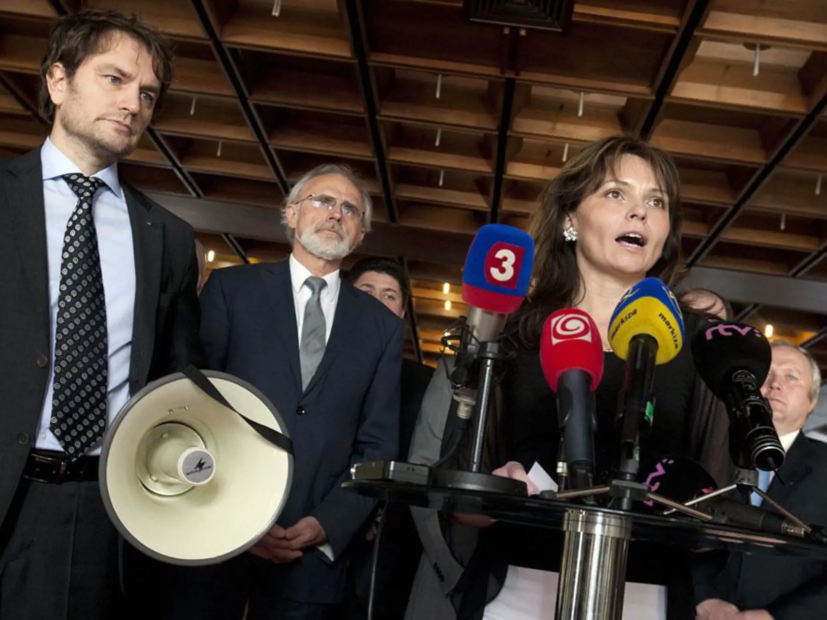 Zasadnutie NR SR v roku 2013 s megafónom.