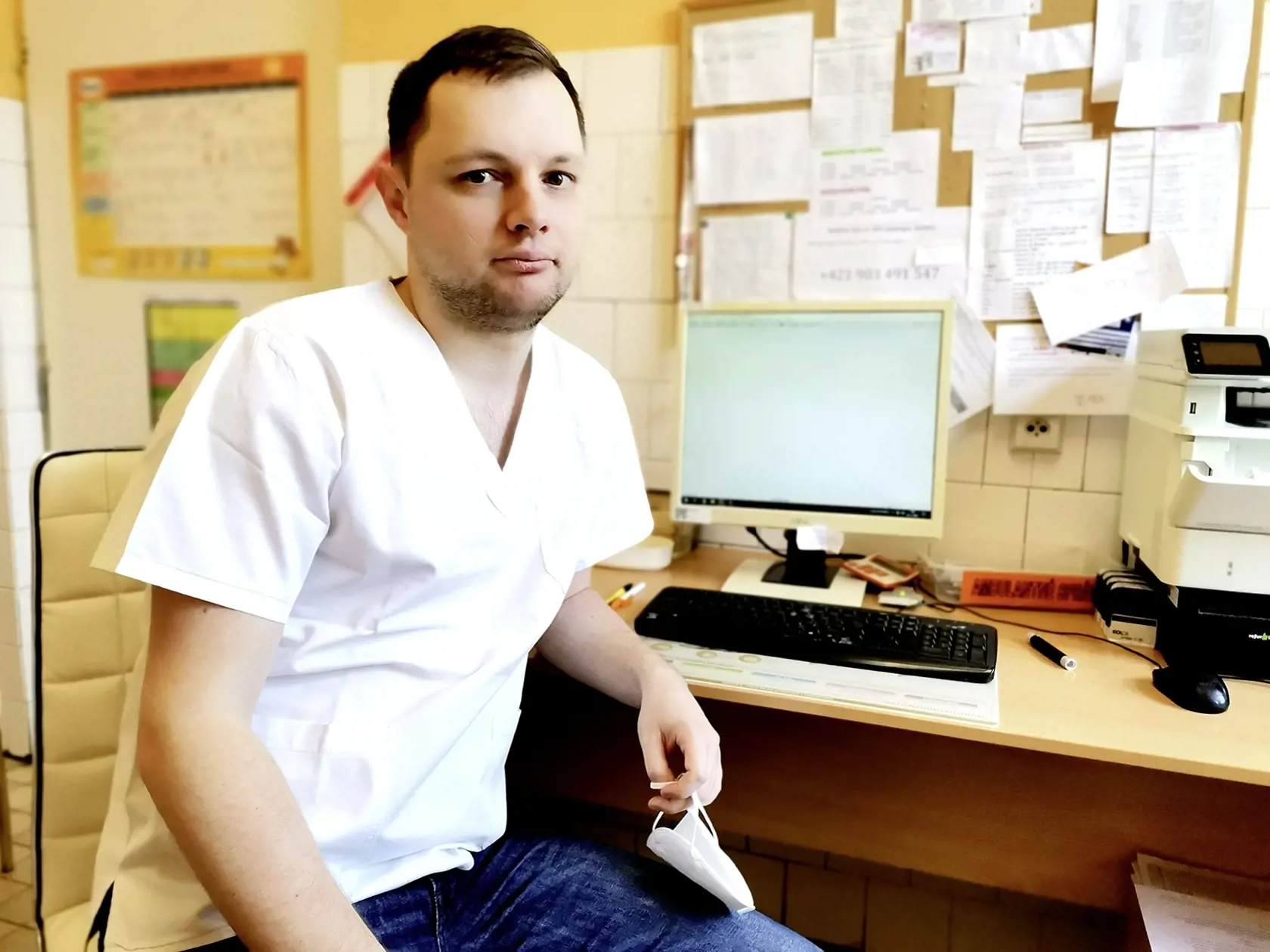 Detský lekár VIKTOR HALÁS má obavy o rodičov žijúcich v Mukačeve.