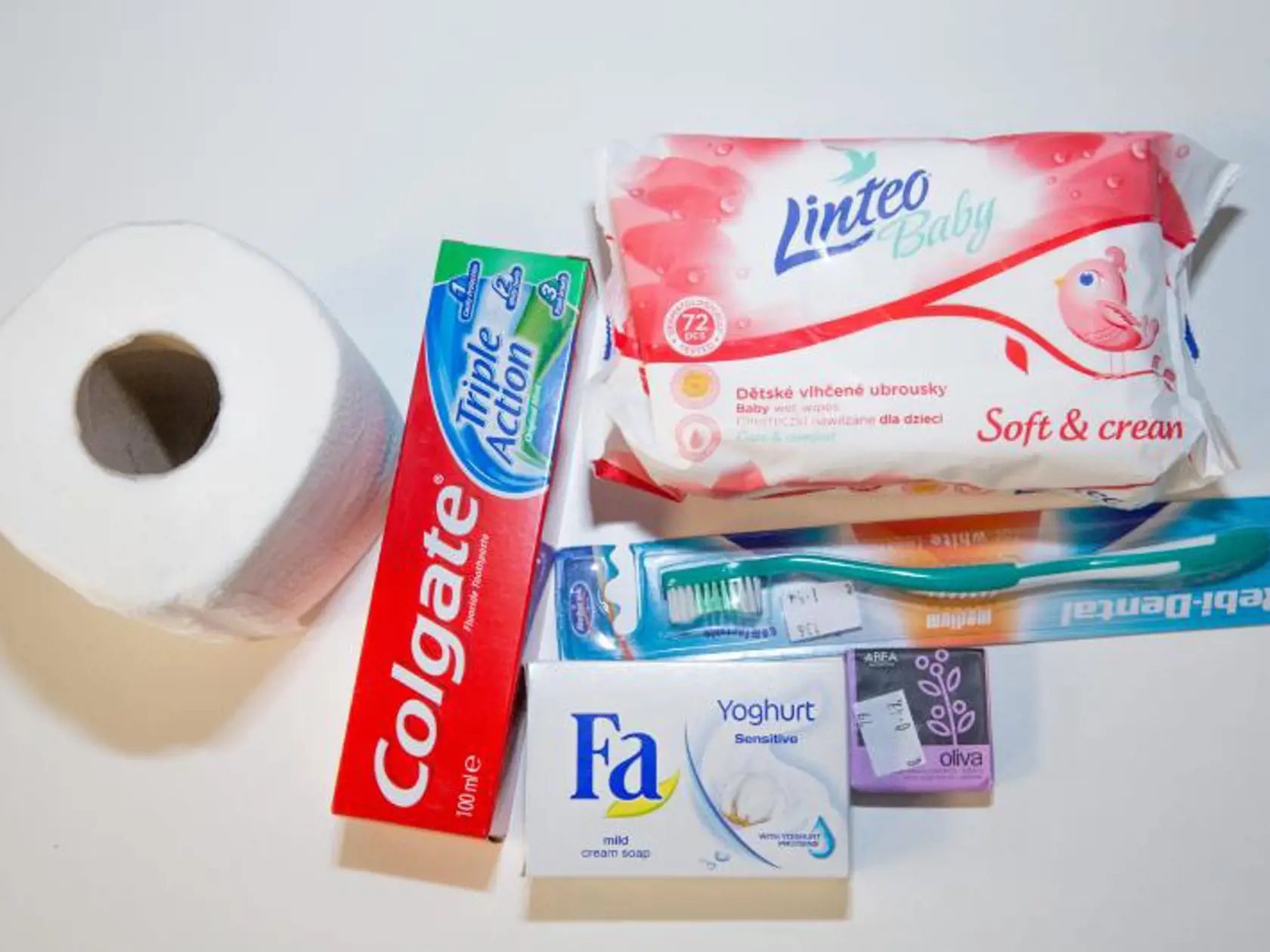 V hygienických balíčkoch sú prípravky na pranie, umývanie a udržiavanie osobnej hygieny, vymenovalo ÚPSVR. Rodina s jedným nezaopatreným dieťaťom má nárok na dva hygienické balíčky, rodina s dvomi deťmi na tri hygienické balíčky a rodina s tromi a viac deťmi na štyri hygienické balíčky.