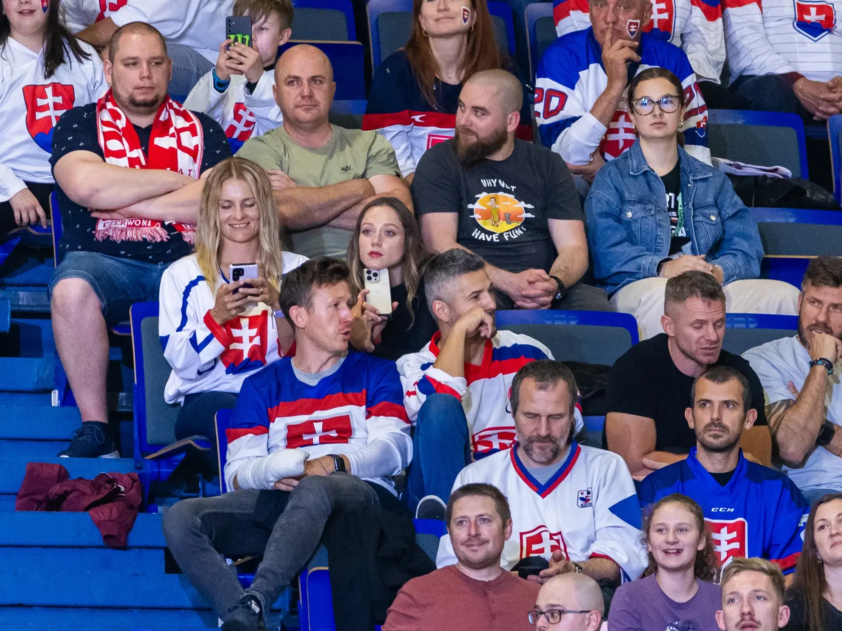 Piaty zápas slovenskej hokejovej reprezentácie na MS 2024 v Česku, Slovensko - Francúzsko. Na snímke Emma Drobná s kamarátkou.