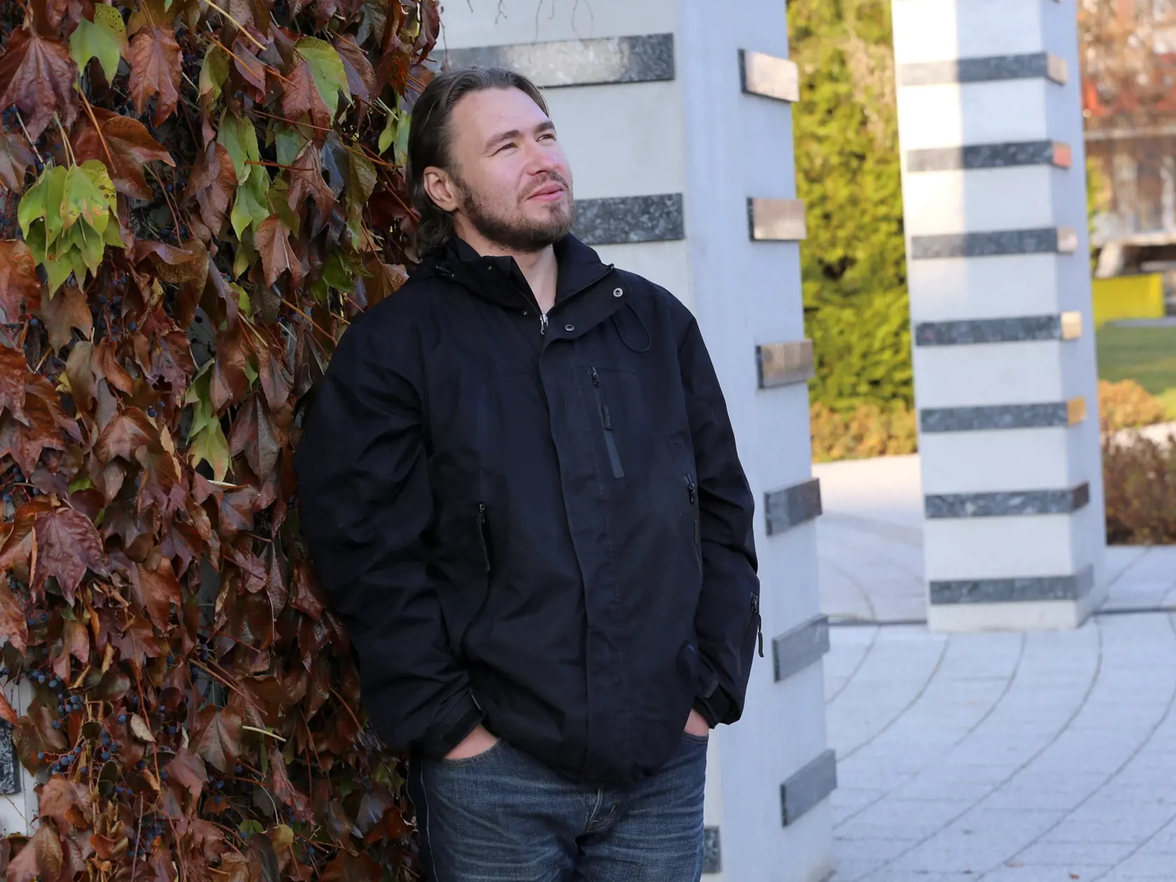 Slavo Hlásny je skromný učiteľ dejepisu a angličtiny.