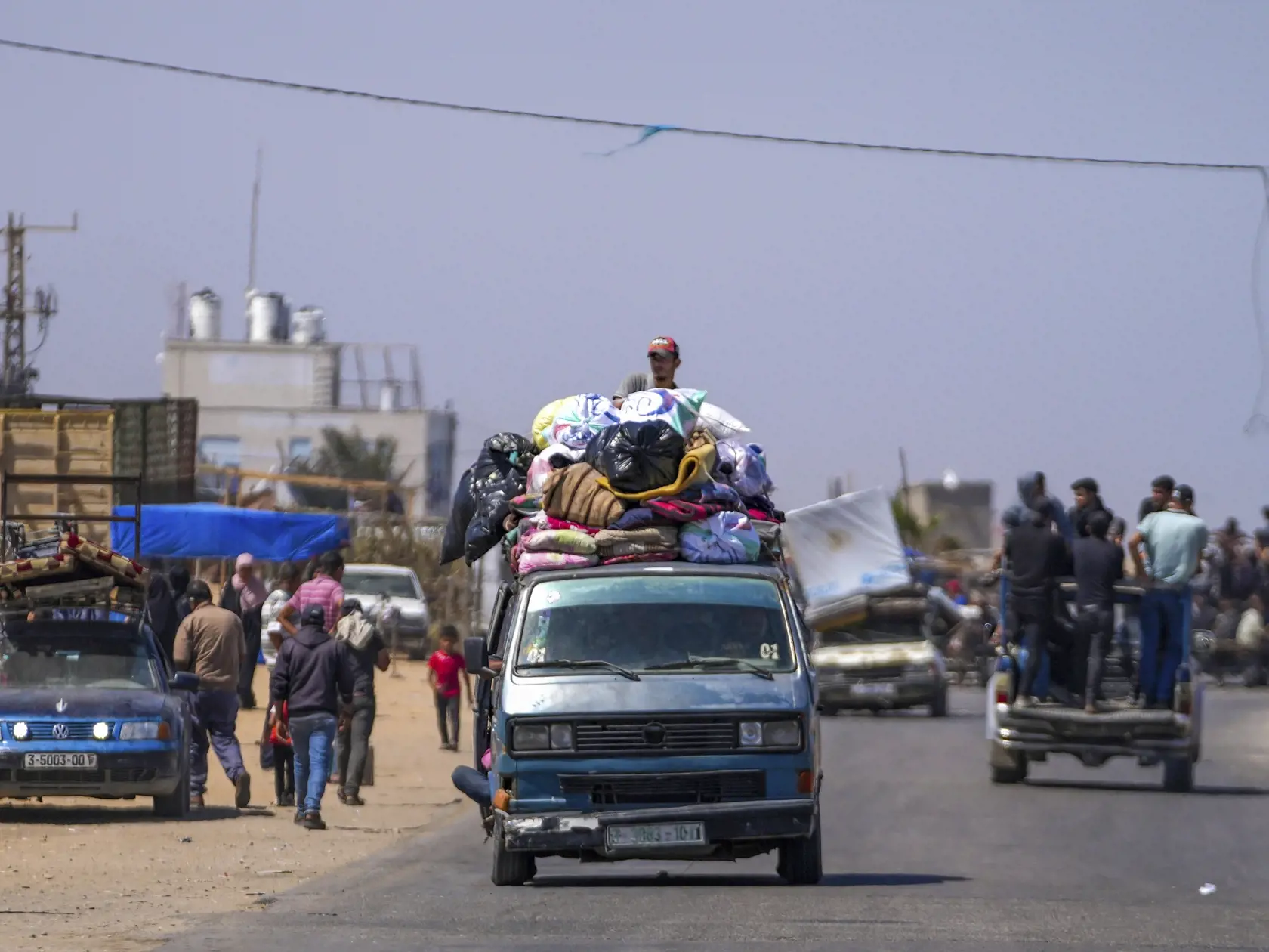 Wa 41 Dajr al-Balah - Vysídlení Palestínčania z mesta Rafah z juhu Pásma Gazy prichádzajú do mesta Dajr al-Balah v strednej časti Pásma Gazy v piatok 12. apríla 2024. Izraelská armáda nariadila evakuáciu desiatok tisíc ľudí z Rafahu, pretože tam chce začať rozsiahlu pozemnú operáciu. FOTO TASR/AP 


Displaced Palestinians arrive in central Gaza after fleeing from the southern Gaza city of Rafah in Deir al Balah, Gaza Strip, on Thursday, May 9, 2024. The Israeli army has ordered tens of thousands
