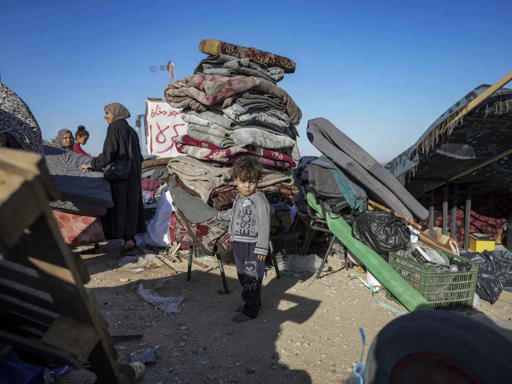 Wa 45 Dajr al-Balah - Vysídlení Palestínčania z mesta Rafah z juhu Pásma Gazy prichádzajú do mesta Dajr al-Balah v strednej časti Pásma Gazy v piatok 12. apríla 2024. Izraelská armáda nariadila evakuáciu desiatok tisíc ľudí z Rafahu pre hrozbu rozsiahlej pozemnej operácie. FOTO TASR/AP 


Displaced Palestinians arrive in central Gaza after fleeing from the southern Gaza city of Rafah in Deir al Balah, Gaza Strip, on Wednesday, May 8, 2024. The Israeli army has ordered tens of thousands of people