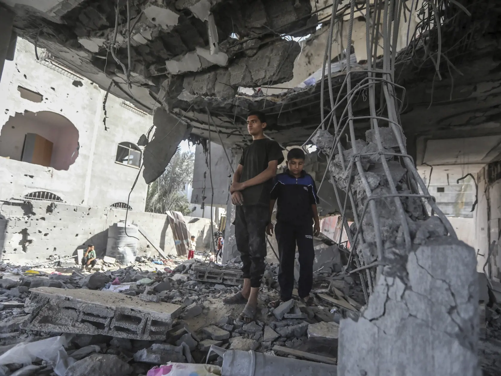 WA 1 Rafah - Palestínčania stoja v ruinách rodinnégo domu po nočnom leteckom útoku izraelskej armády v meste Rafah na juhu Pásma Gazy v piatok 3. mája 2024. Pri útoku prišli o život najmenej dve dospelé osoby a päť chlapcov a dievčat mladších ako 16 rokov. FOTO TASR/AP 

Palestinians stand in the ruins of the Chahine family home, after an overnight Israeli strike that killed at least two adults and five boys and girls under the age of 16 in Rafah, southern Gaza Strip, Friday, May 3, 2024. An Isr