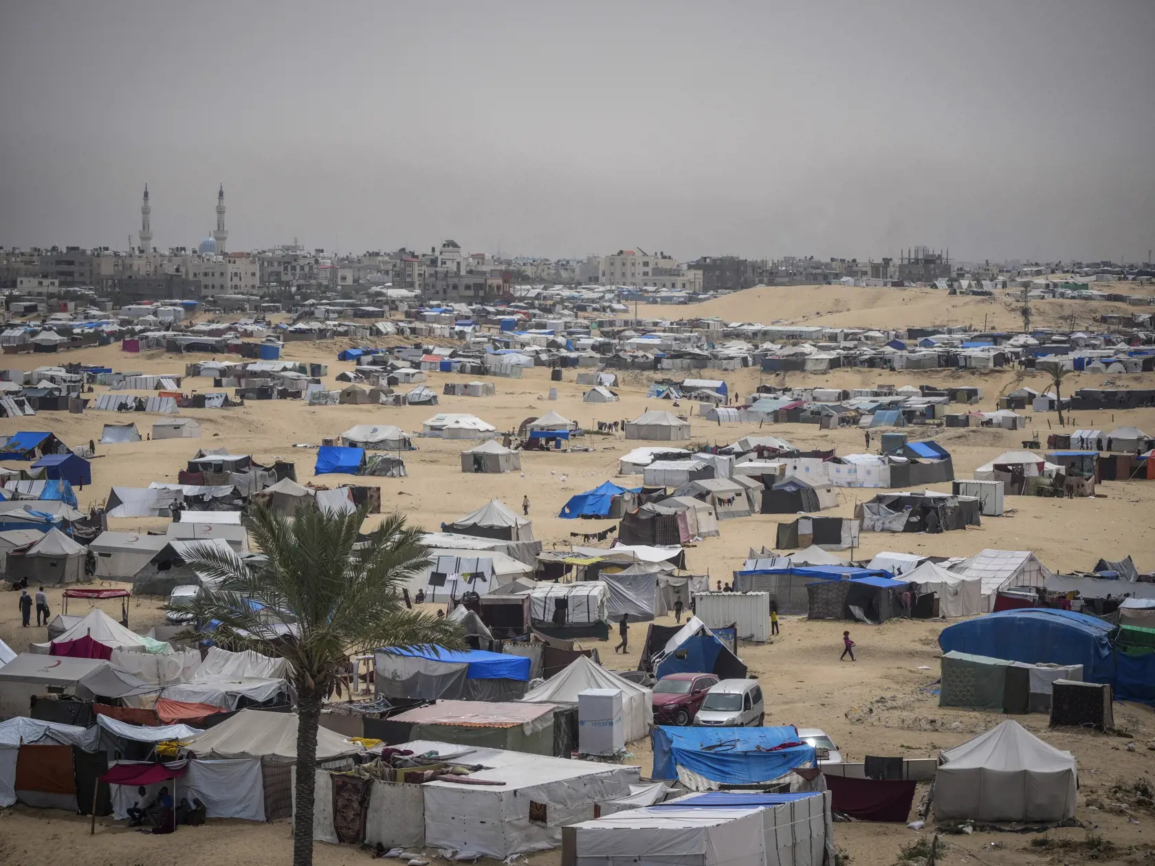 Wa 44 Rafah - Palestínčania vysídlení v dôsledku izraelskej leteckej a pozemnej ofenzívy v Pásme Gazy kráčajú cez provizórny stanový tábor západne od mesta Rafah v Pásme Gazy v piatok 10. mája 2024. FOTO TASR/AP 


Palestinians displaced by the Israeli air and ground offensive on the Gaza Strip walk through a makeshift tent camp in Rafah, Gaza, Friday, May 10, 2024. (AP Photo/Abdel Kareem Hana)