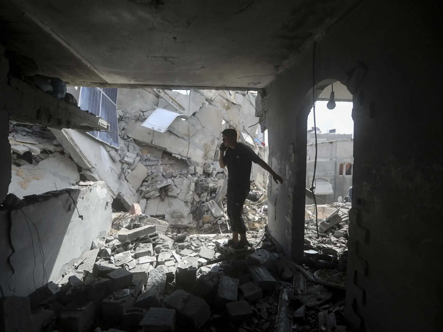 KK25 Rafah - Palestínčania sa pozerajú na ruiny po izraelskom útoku na obytnú budovu v utorok 7. mája 2024. Izraelská armáda potvrdila, že v noci z pondelka na utorok prevzala operačnú kontrolu nad palestínskou časťou pohraničného priechodu Rafah, ktorý sa nachádza na hraniciach Egypta a Pásma Gazy. Jej vojaci v súčasnosti oblasť prehľadávajú. FOTO TASR/AP
Palestinians look at the destruction after an Israeli strike on residential building in Rafah, Gaza Strip, Tuesday, May 7, 2024. (AP Photo/Is