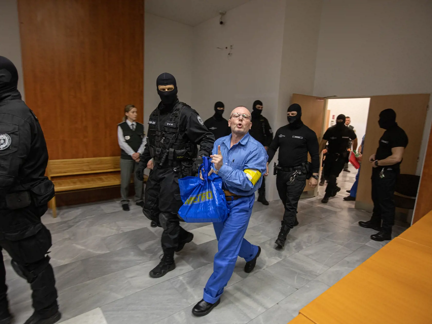 Boss bratislavskej zločineckej skupiny sýkorovcov Róbert "Kýbel" Lališ, známy aj posielaním pusiniek fotografom, je odsúdený na doživotie za organizovaný zločin a spoluúčasť na šiestich vraždách.