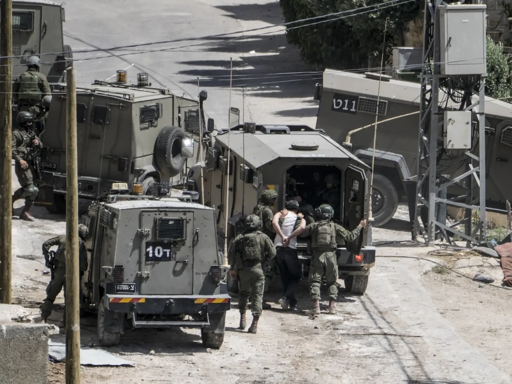 WA 29 Dajr al-Ghusún - Izraelskí vojaci zadržali Palestínčana počas razie izralelskej armády v obci Dajr al-Ghusún, ktorá sa nachádza pri meste Túlkarm na Západnom brehu Jordánu v sobotu 4. mája 2024. FOTO TASR/AP 

Israeli soldiers arrest a Palestinian man during a military operation in the Palestinians town of Deir al-Ghusun, near the West Bank town of Tulkarem, Saturday, May 4, 2024. (AP Photo/Majdi Mohammed)