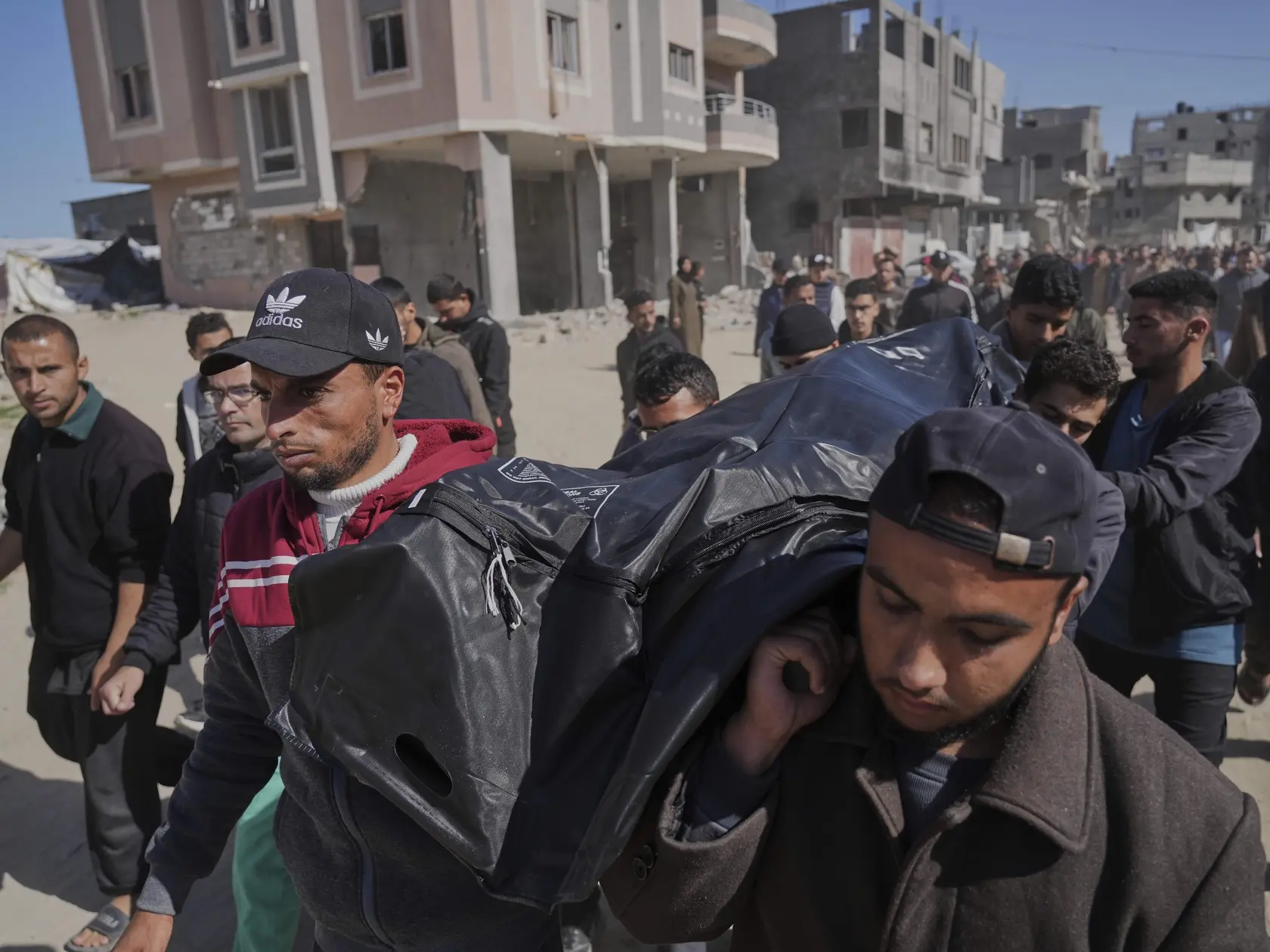 Palestínčania vynášajú telo  popredného člena politbyra palestínskej militantnej organizácie Hamas Ismáíla Barhúma, ktorý zahynul pri izraelskom bombardovaní Pásma Gazy na nemocnicu Nássir v meste Chán Júnis, na juhu Pásma Gazy 24. marca 2025.