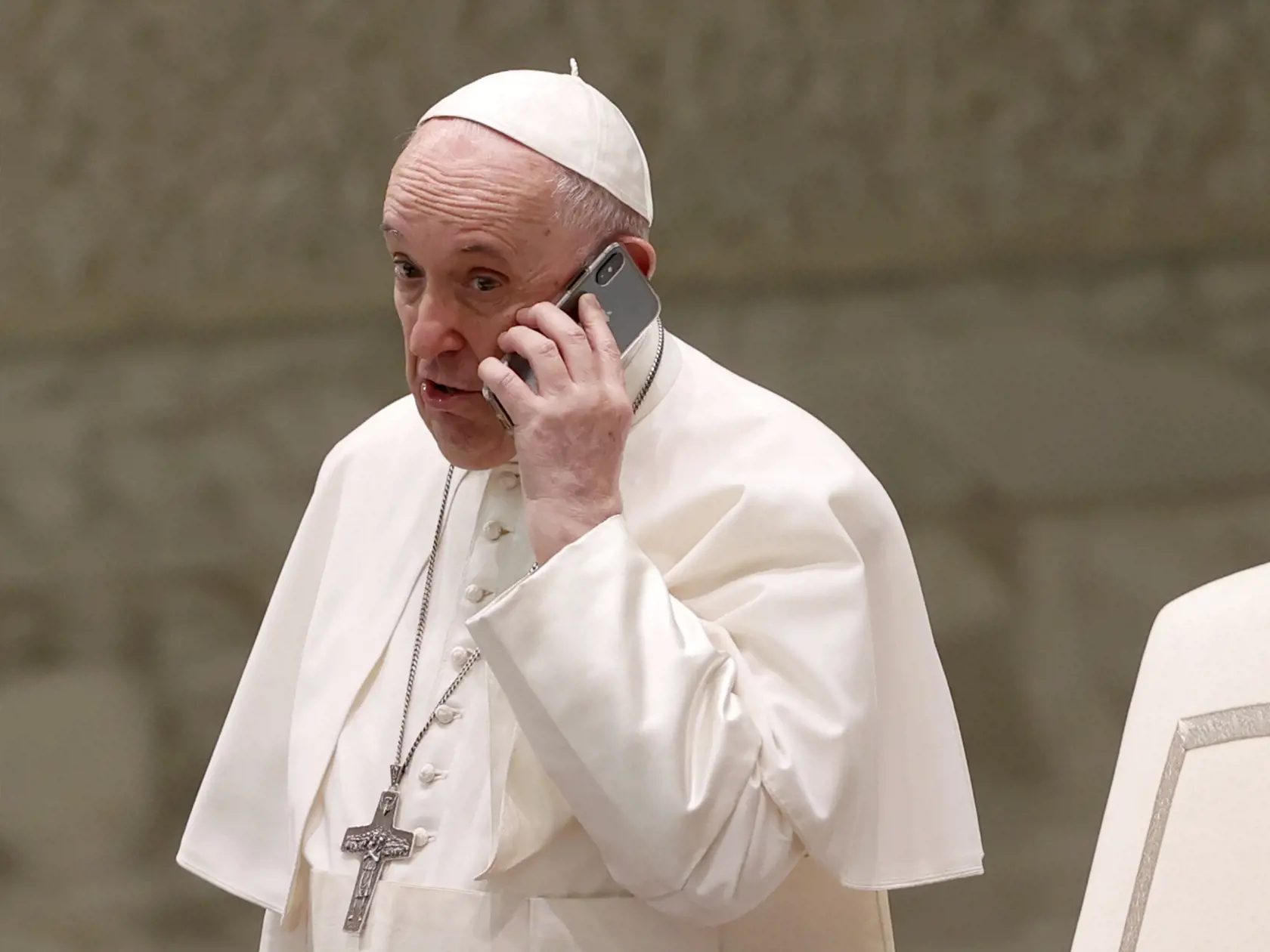 WA 26 Vatikán - Pápež František (vpravo) telefonuje mobilom, ktorý mu podal jeho komorník Piergiorgio Zanetti (vľavo) po skončení pravidelnej generálnej audiencie v Aule Pavla VI. vo Vatikáne v stredu 11. augusta 2021. FOTO TASR/AP 


Pope Francis speaks on a phone, given to him by his aide Piergiorgio Zanetti, at the end of his weekly general audience in the Paul VI hall at the Vatican, Wednesday, Aug. 11, 2021. (AP Photo/Riccardo De Luca)