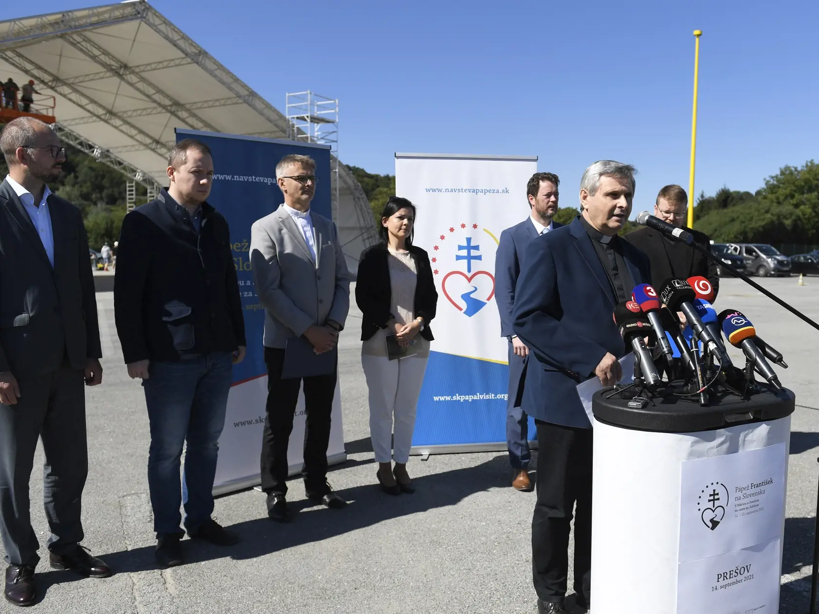 Na snímke zľava vedúci kancelárie primátorky Prešova Richard Korpáš, hovorca prešovskej radnice Vladimír Tomek, gréckokatolícky kňaz Peter Milenky, koordinátorka dobrovoľníkov v Prešove Viktória Žolnová, riaditeľ úradu PSK Fabián Novotný, protosynkel generálny vikár Prešovskej archieparchie a hlavný koordinátor príprav Mons. Ľubomír Petrík a hovorca Prešovskej archieparchie Michal Pavlišinovič počas tlačovej konferencie k najaktuálnejším informáciam o návšteve pápeža Františka na Slovensku. Preš