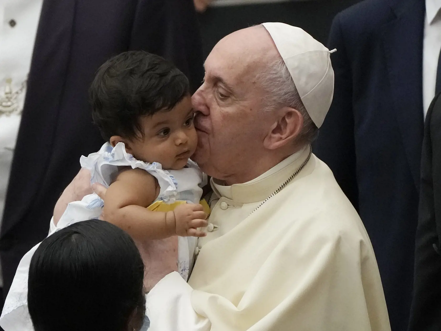 EBE 40 Vatikán - Na snímke pápež František bozkáva dieťa počas pravidelnej generálnej audiencie v Aule Pavla VI. vo Vatikáne 18. augusta 2021. FOTO TASR/AP


Pope Francis kisses a child during his weekly general audience at the Vatican, Wednesday, Aug. 18, 2021. (AP Photo/Gregorio Borgia)
