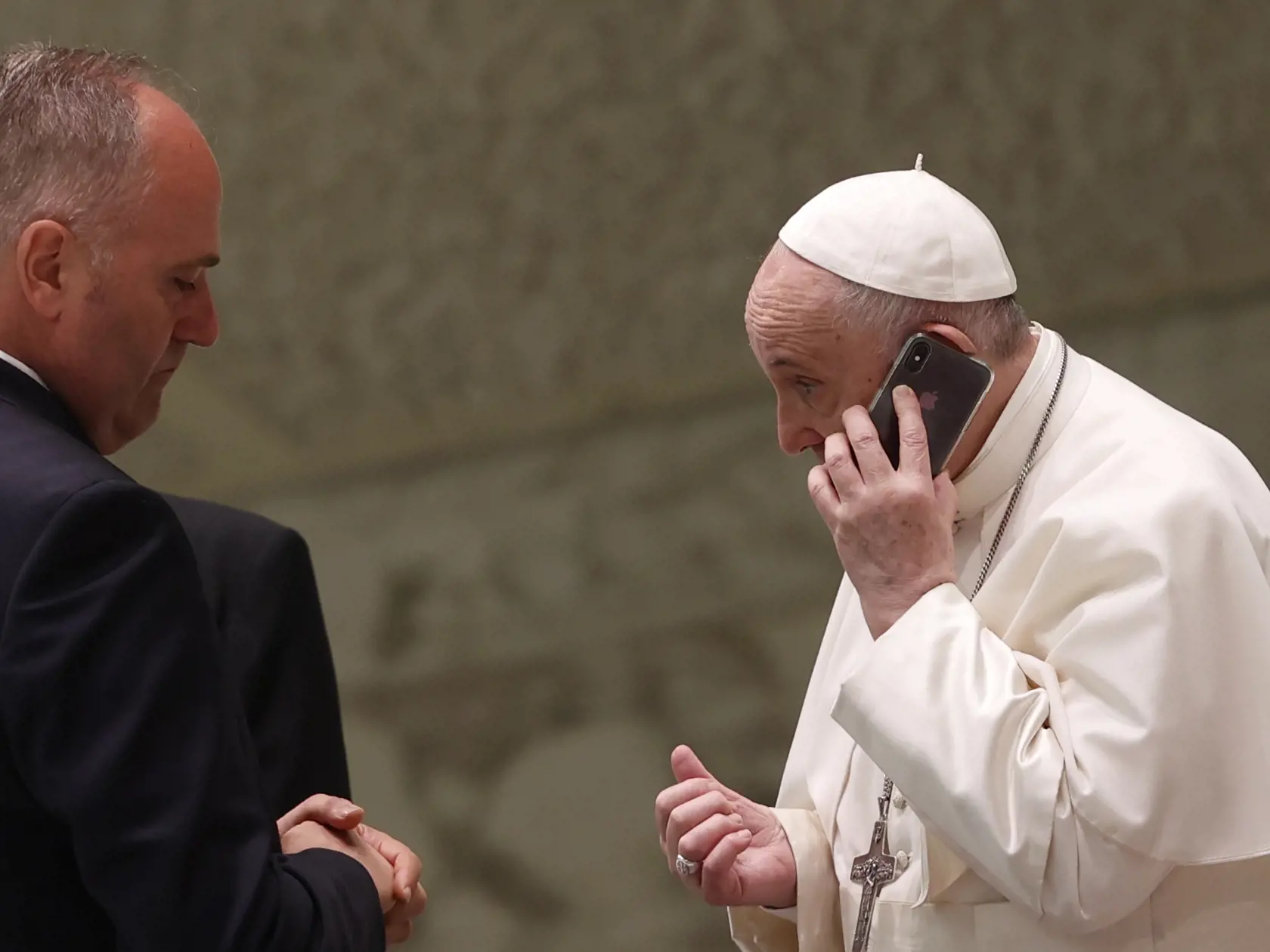 WA 24 Vatikán - Pápež František (vpravo) telefonuje mobilom, ktorý mu podal jeho komorník Piergiorgio Zanetti (vľavo) po skončení pravidelnej generálnej audiencie v Aule Pavla VI. vo Vatikáne v stredu 11. augusta 2021. FOTO TASR/AP 


Pope Francis speaks on a phone, given to him by his aide Piergiorgio Zanetti standing at left,  at the end of his weekly general audience in the Paul VI Hall at the Vatican, Wednesday, Aug. 11, 2021. (AP Photo/Riccardo De Luca)