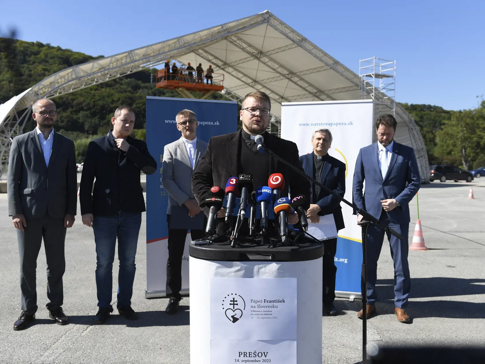Na snímke zľava vedúci kancelárie primátorky Prešova Richard Korpáš, hovorca prešovskej radnice Vladimír Tomek, gréckokatolícky kňaz Peter Milenky, hovorca Prešovskej archieparchie Michal Pavlišinovič, protosynkel generálny vikár Prešovskej archieparchie a hlavný koordinátor príprav Mons. Ľubomír Petrík a riaditeľ úradu PSK Fabián Novotný počas tlačovej konferencie k najaktuálnejším informáciam o návšteve pápeža Františka na Slovensku. Prešov, 6. septembra 2021. FOTO TASR – František Iván