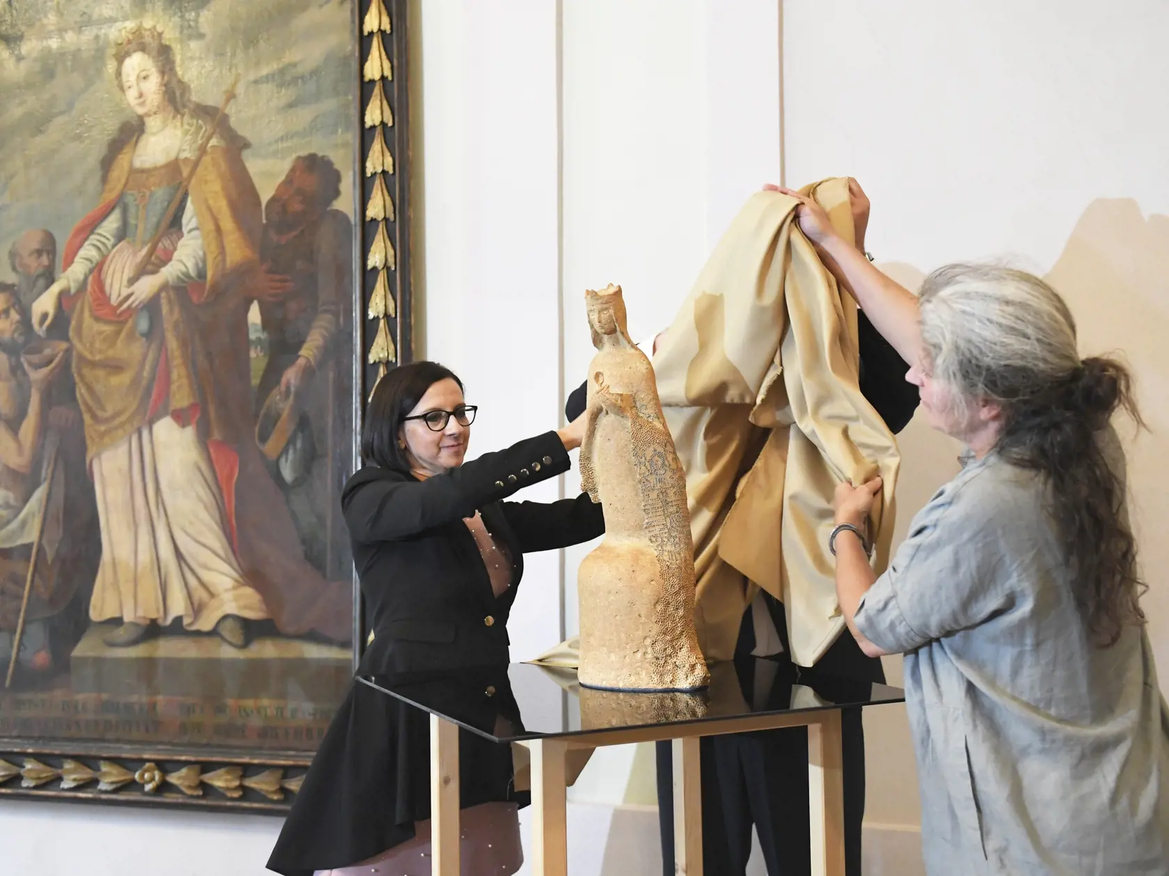 Na snímke vľavo námestníčka primátora Košíc Lucia Gurbáľová a vpravo autorka daru Andrea Čepiššáková počas odhaľovania sošky sv. Alžbety Uhorskej, daru pre pápeža Františka 7. septembra 2021 v Košiciach. FOTO TASR – František Iván