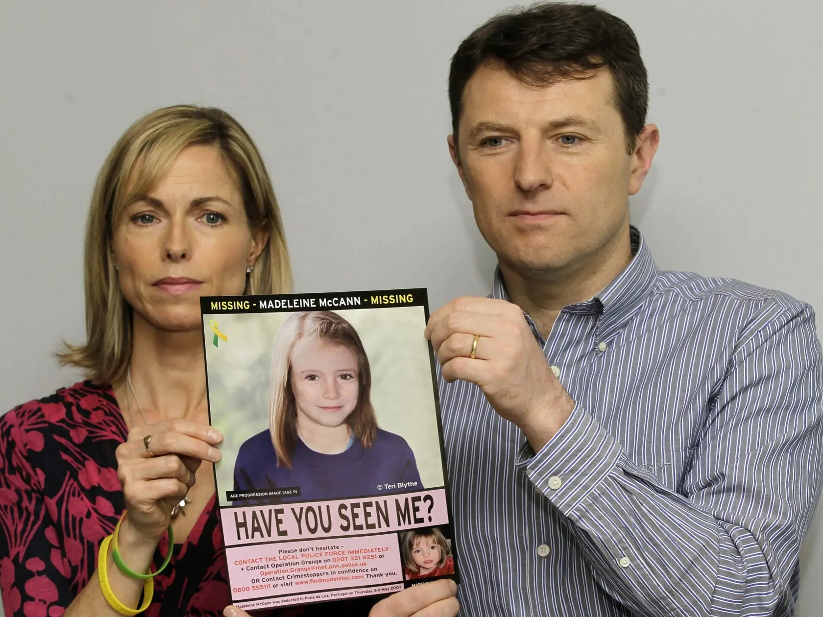 Na archívnej snímke z 2. mája 2012 Kate McCann a Gerry McCann ukazujú počítačom upravenú súčasnú podobizeň svojej nezvestnej dcéry Madeleine počas tlačovej konferencie v Londýne.