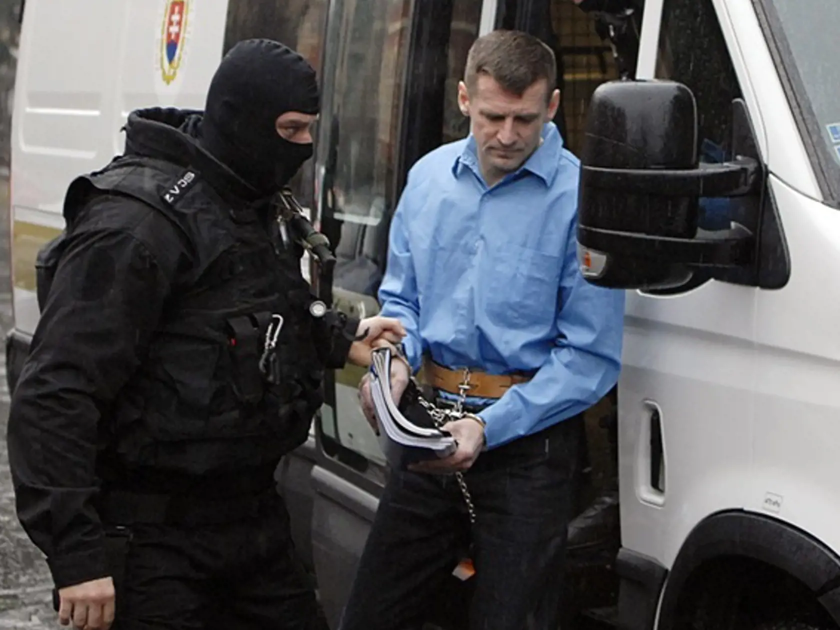 Alojz Kromka, známy aj ako "Lojzo Čistič" bol nájomným vrahom. Pred vynesením rozsudku sa pokúsil utiecť so súdnej siete a napadol justičnú stráž. Utiecť sa mu napokon nepodarilo a súd ho odsúdil za 3 vraždy na doživotie.