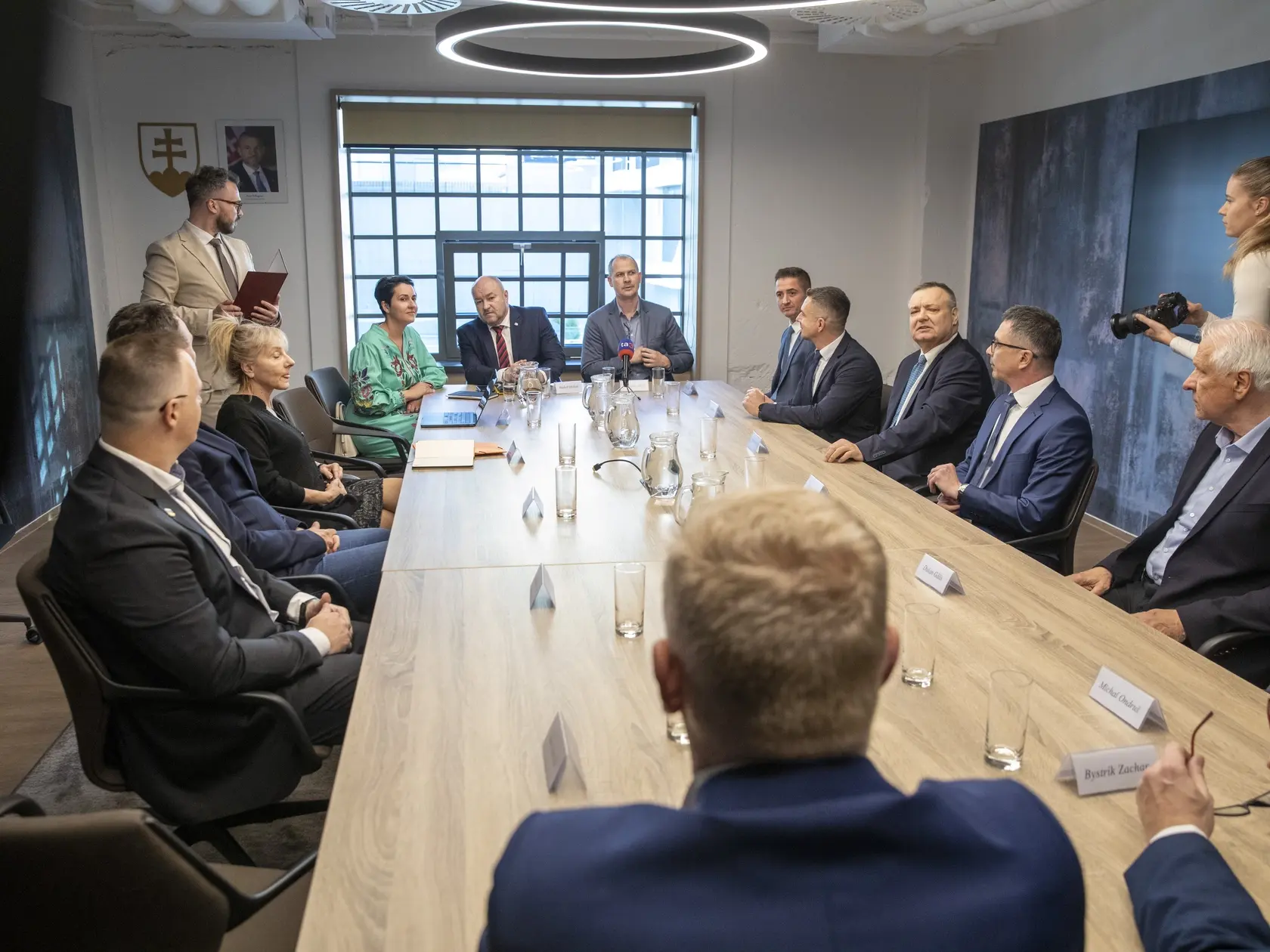 Na snimke je prvé zasadnutie Rady pre šport ministra Cestovného ruchu a športu Rudolfa Huliaka.
Minister Rudolf Huliak predstavuje Radu ministra pre šport.
