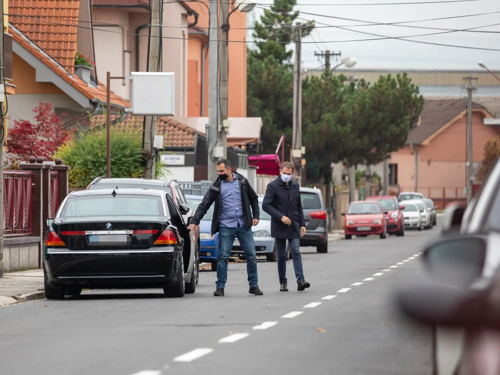 Premiér Igor Matovič odchádza z bydliska na Odbojárskej ulici v Trnave