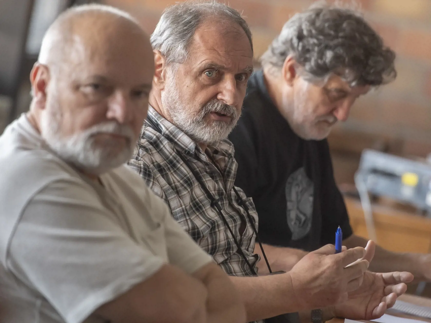 Na snímke zľava člen rady Rozhlasu a televízie Slovenska (RTVS) Ján Uličianský, podpredseda rady Martin Kákoš a člen rady Jozef Chudík počas rokovania Rady RTVS 16. júna 2022 v Bratislave.