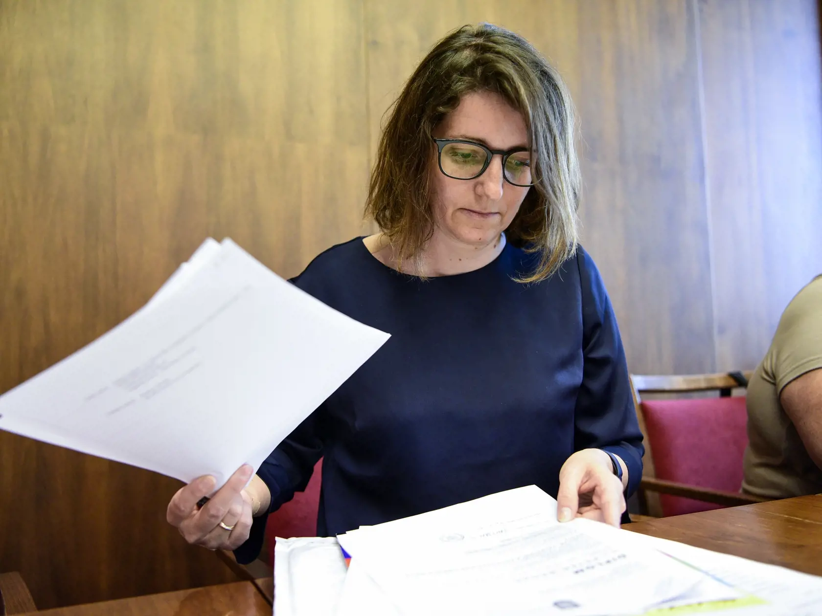 Na snímke podpredsedníčka Výboru Národnej rady SR pre kultúru a médiá Jana Žitňanská otvára obálky s kandidátmi na post generálneho riaditeľa Rozhlasu a Televízie Slovensko (RTVS) na pôde parlamentného výboru pre kultúru a médiá v Bratislave v piatok 27. mája 2022.