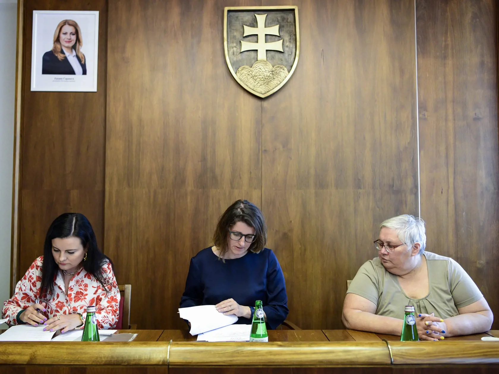 Na snímke zľava tajomníčka Výboru Národnej rady SR pre kultúru a médiá Jana Valachová, podpredsedníčka Výboru Národnej rady SR pre kultúru a médiá Jana Žitňanská  a členka Výboru Národnej rady SR pre kultúru a médiá Monika Kozelová otvárajú obálky s kandidátmi na post generálneho riaditeľa Rozhlasu a Televízie Slovensko (RTVS) na pôde parlamentného výboru pre kultúru a médiá v Bratislave v piatok 27. mája 2022.