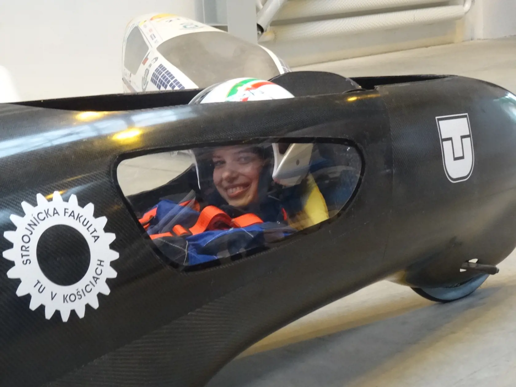 Ultraľahké auto realizačného tímu Strojnickej fakulty TU KE. Pilotka by mala vážiť minimálne 50 kilogramov, ak jej ľahšia, dovažujú ju oceľovým závažím. (archívne foto)