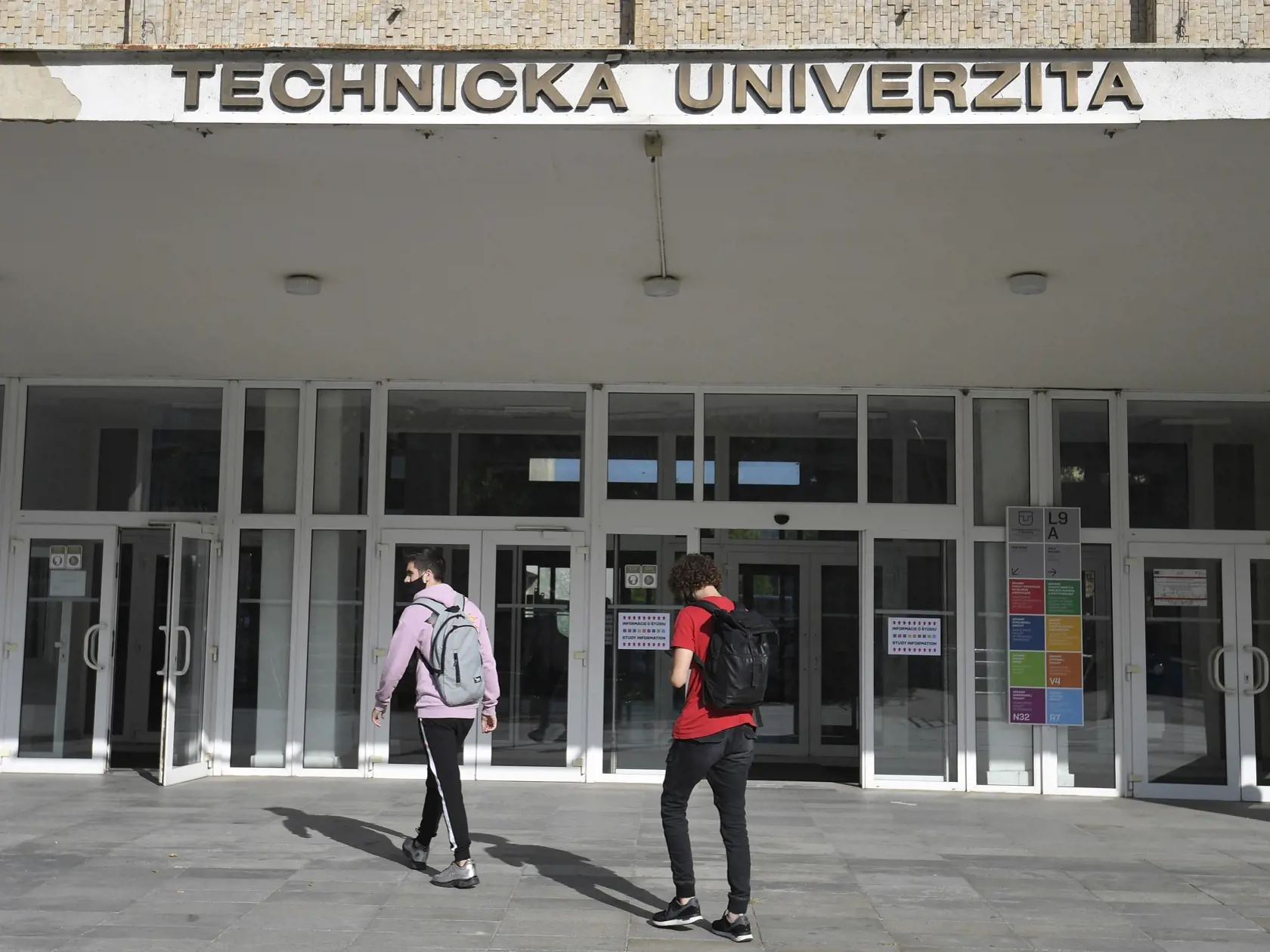 Či si FEI TUKE vypestuje tradíciu takýchto slávnostných promócii zatiaľ nie je známe. (na archívnom zábere budova košickej technickej univerzity)